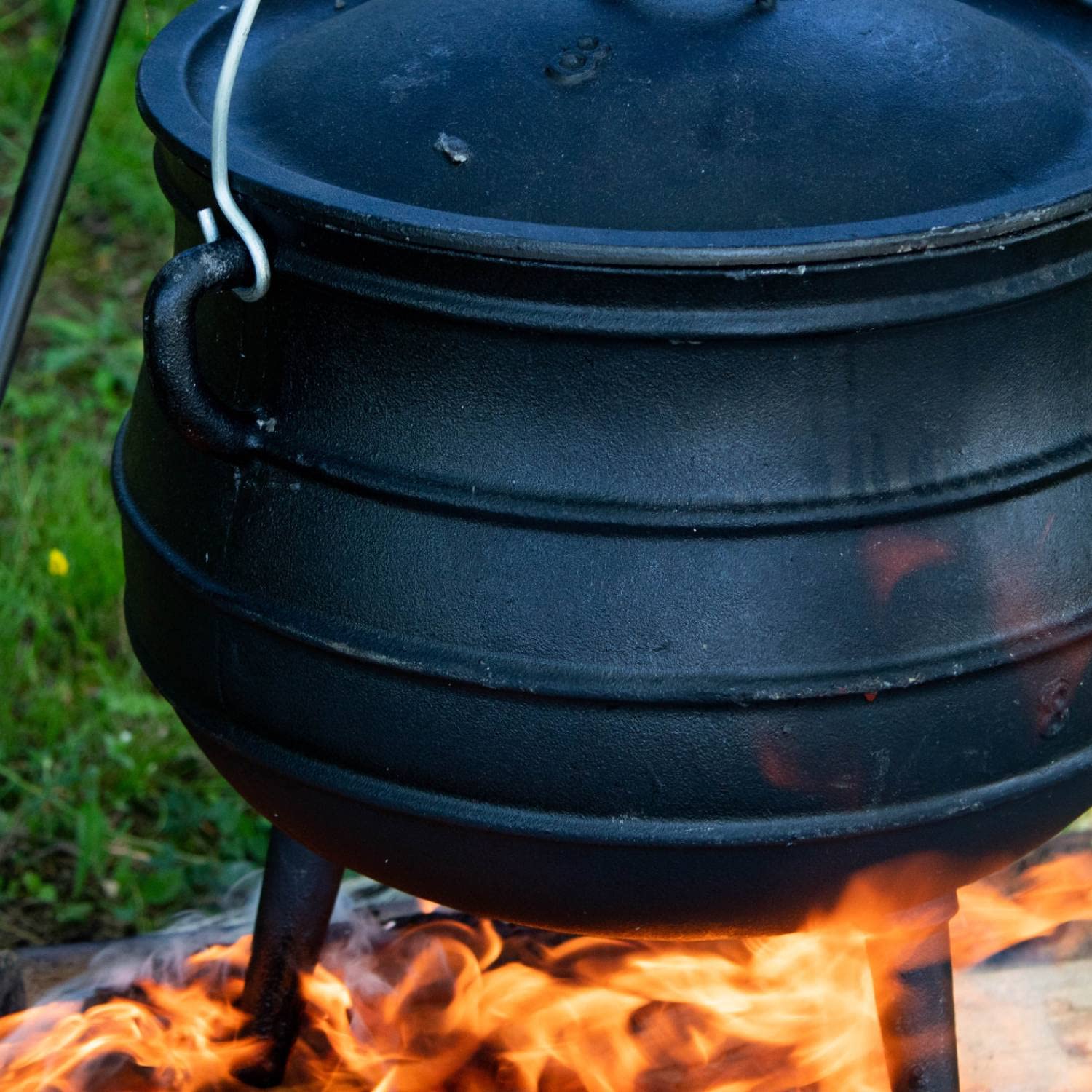 Lehman's Cast Iron Campfire Cooking Kettle Pot, 2 Gallon, 10.5 Inch, Black, with Legs and Lid