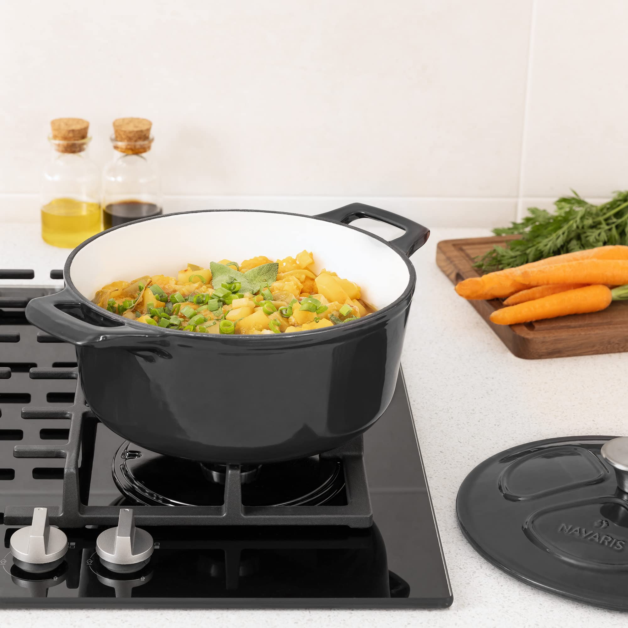 Navaris Enameled Dutch Oven - 3.7 QT Cast Iron Pot with Lid - 9 1/2 '' Round Enamel Cookware - Induction Cooktop Safe - Glossy Black