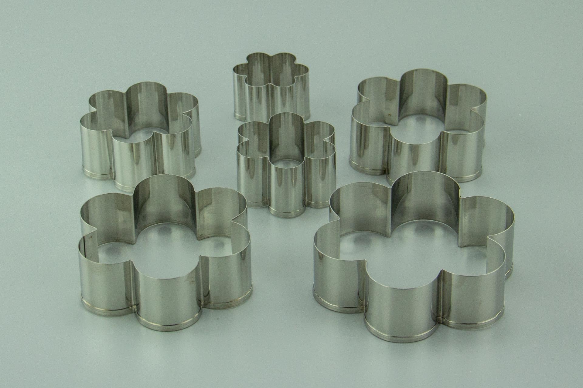 HARQ9 Ateco Plain Edge Daisy Cutters in Graduated Sizes  Stainless Steel  6 Pc Set