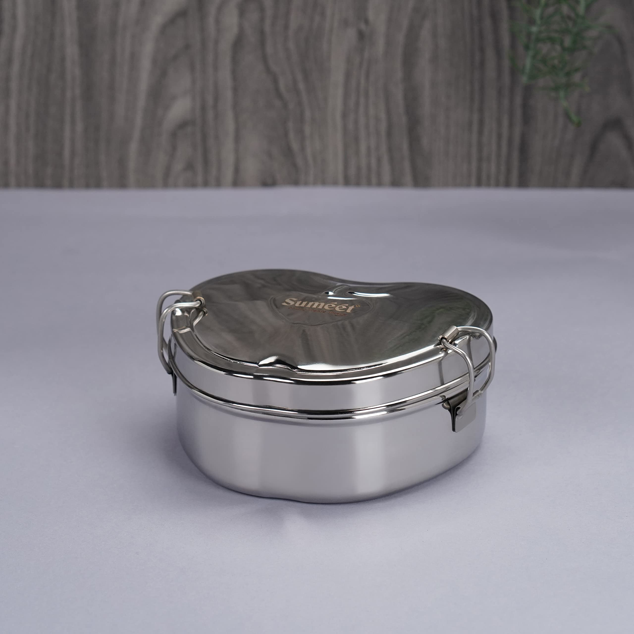 Sumeet Stainless Steel Apple Lunch Box/Tiffin For Kids/School With Steel Separator Plate And Locking Clip, 650Ml, Ideal For 1 Pe