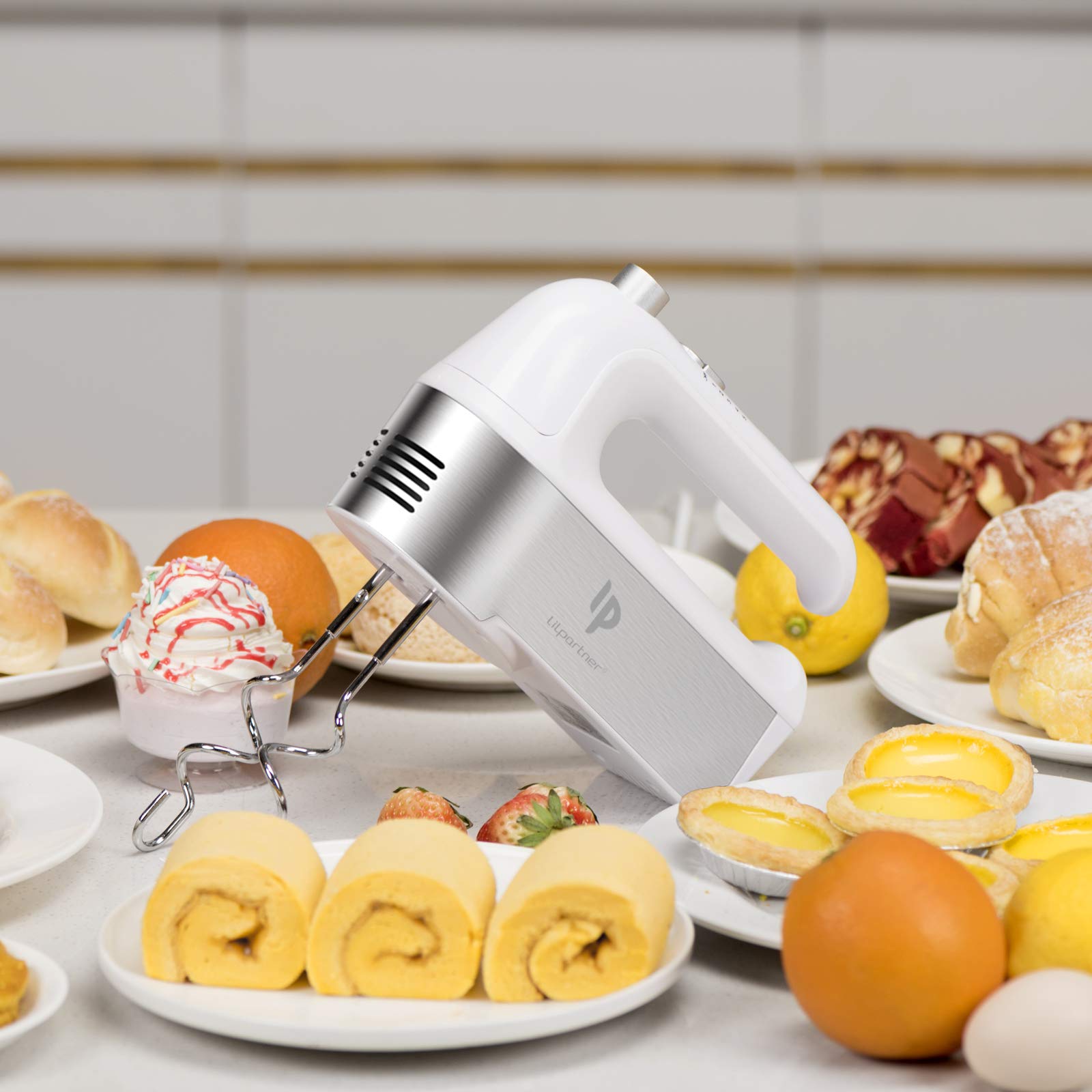 Hand Mixer Electric  450W Kitchen Mixers with Scale Cup Storage Case  Turbo Boost/Self-Control Speed + 5 Speed + Eject Button + 5 Stainless Steel Accessories  For Easy Whipping Dough Cream Cake
