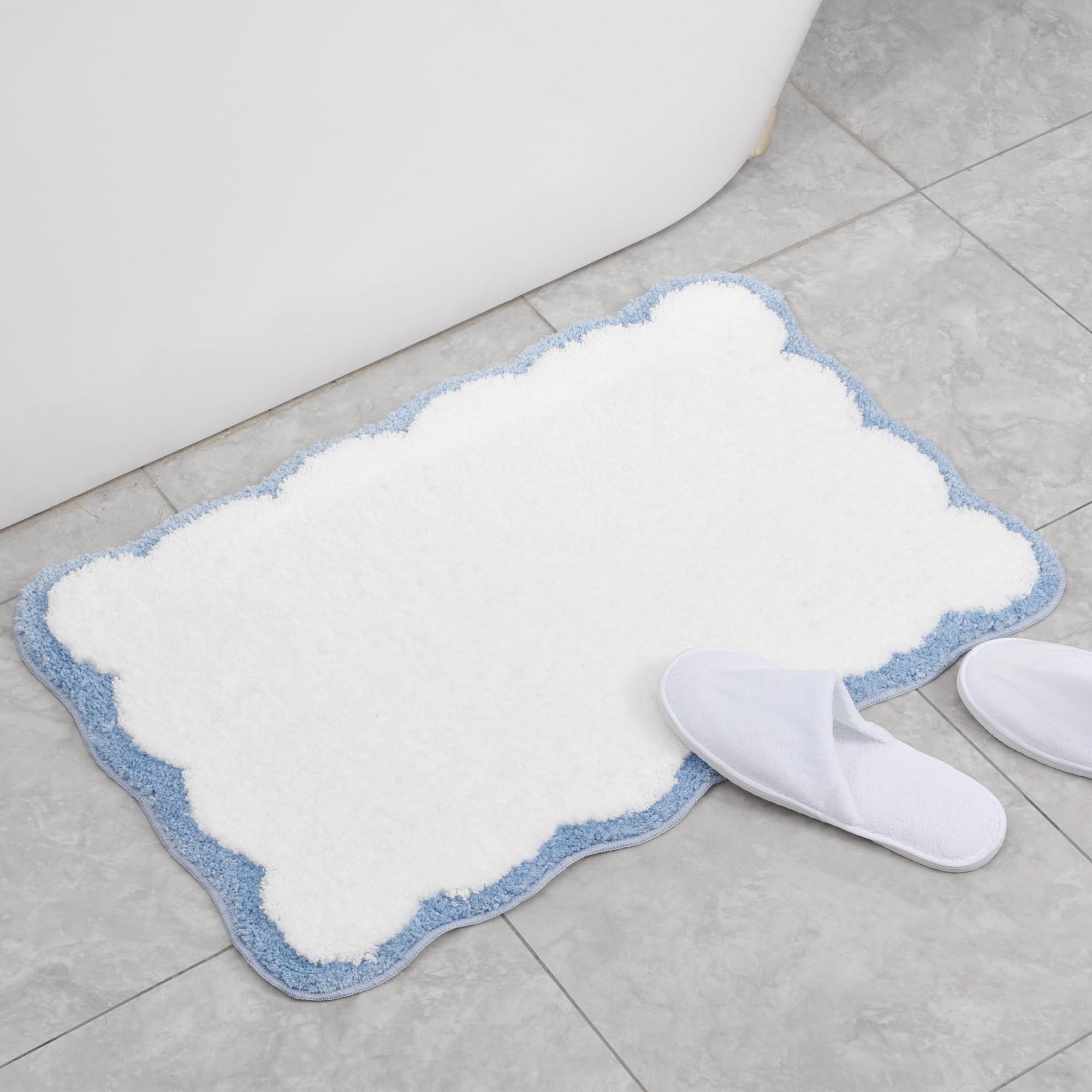 Luxury Microfiber Bathroom Rugs, White Bath Rug With Blue Scalloped Piping Cute Aesthetic Preppy Bath Mat For Bathroom, Tub, Flo