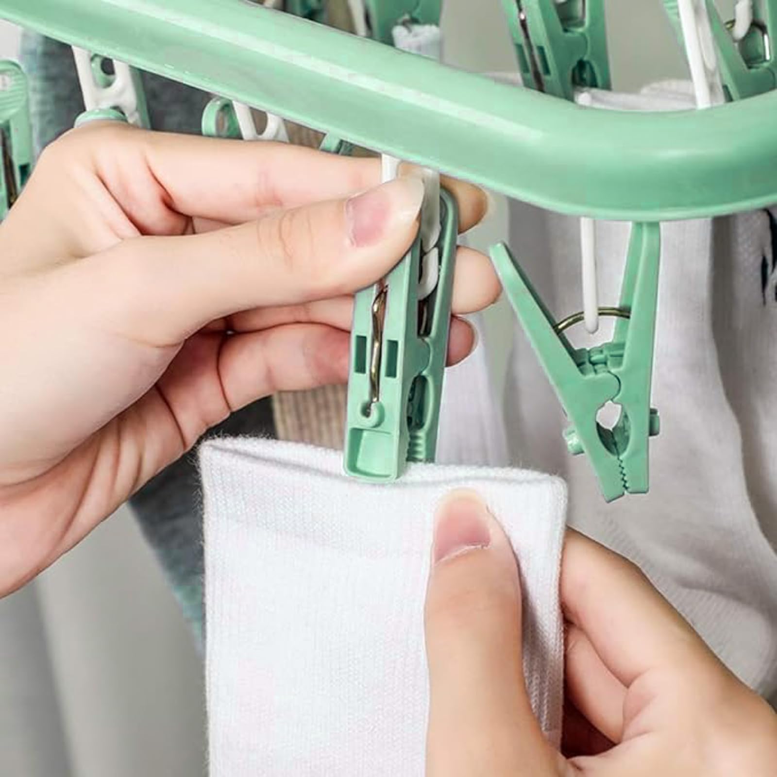 alladaga Clothes Drying Hanger with 32 Clips and Drip Foldable Hanging Rack (Light Green)