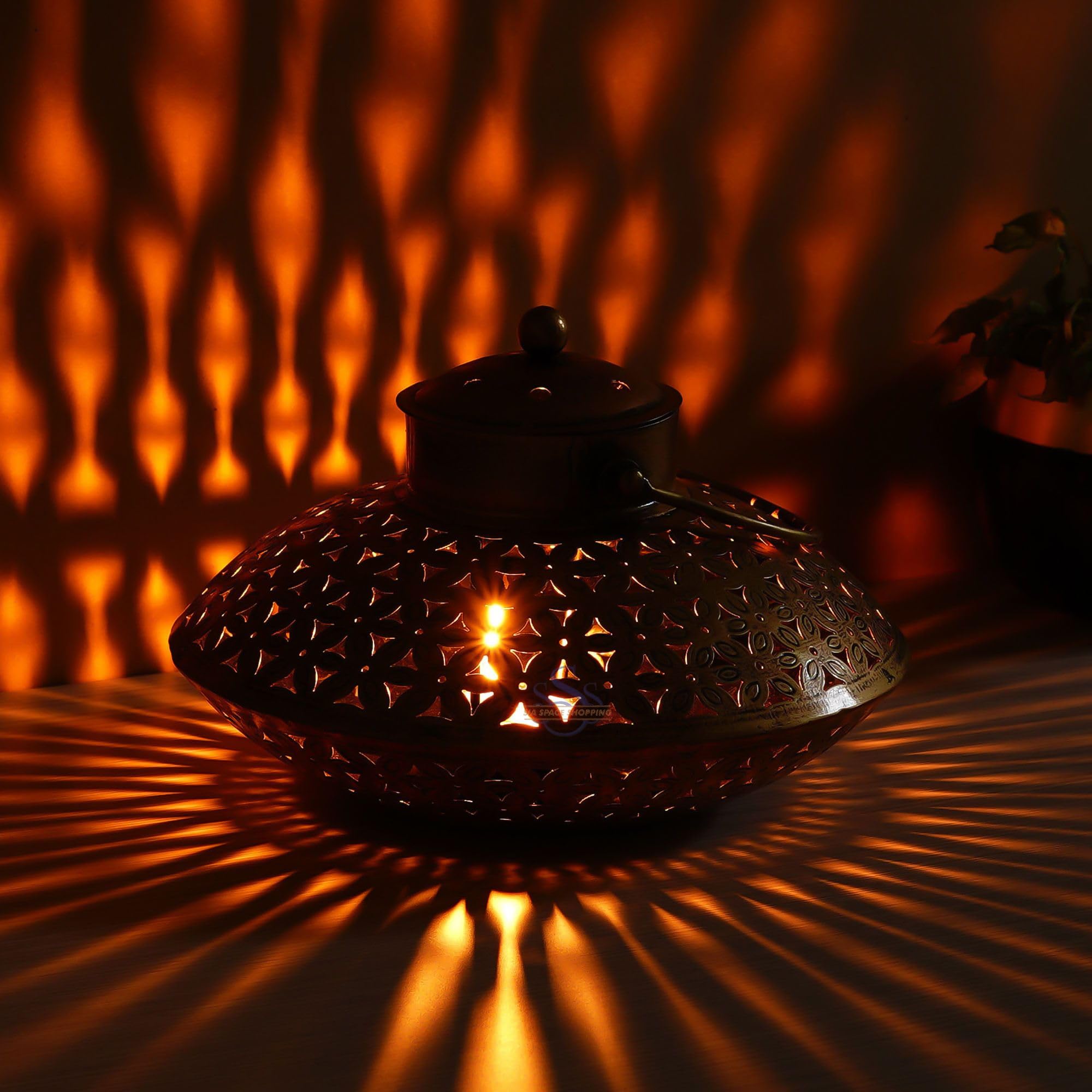 Iron Degchi Doop Stand & Tealight Candle Holder for Home Decor (Netted Style), Gold