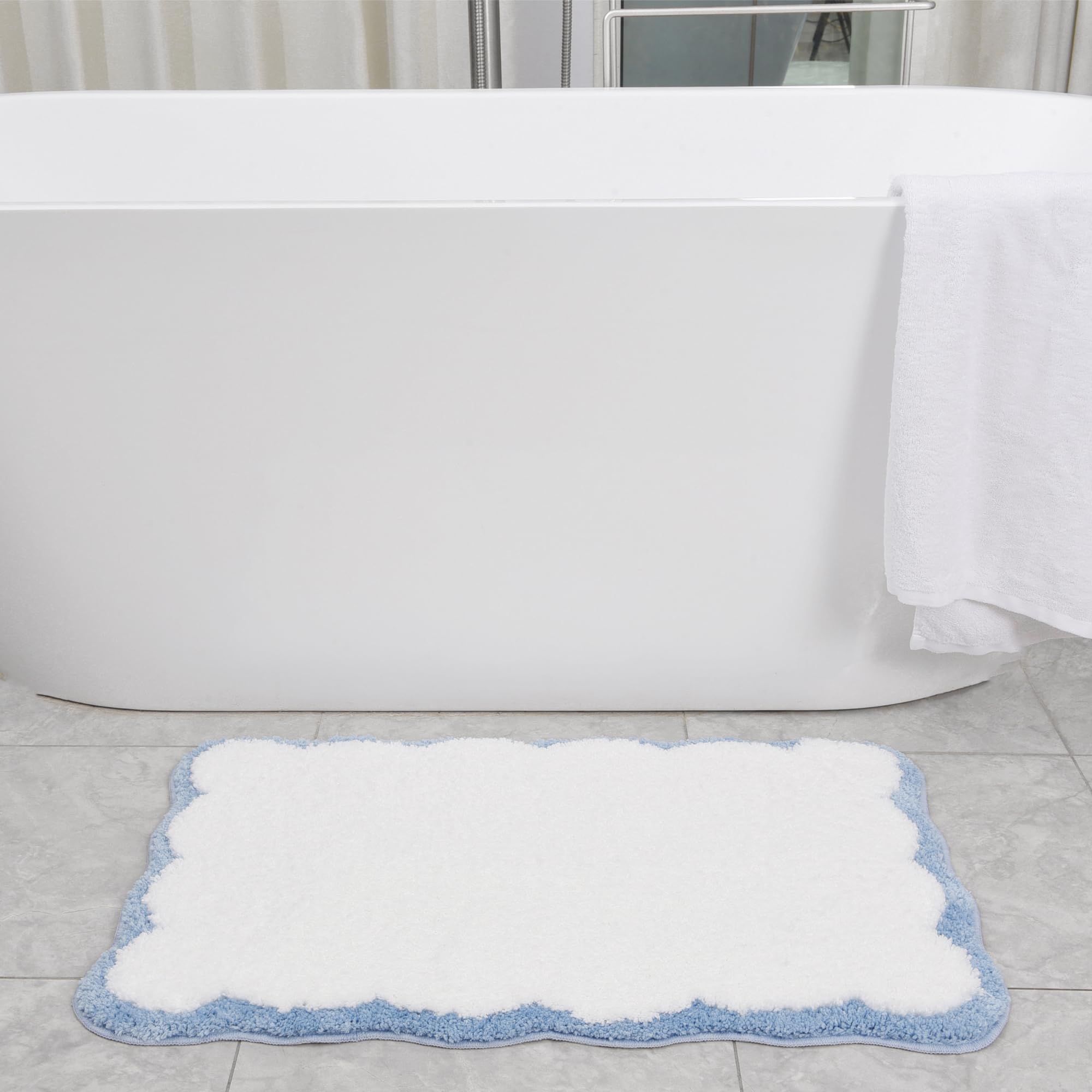 Luxury Microfiber Bathroom Rugs, White Bath Rug With Blue Scalloped Piping Cute Aesthetic Preppy Bath Mat For Bathroom, Tub, Flo