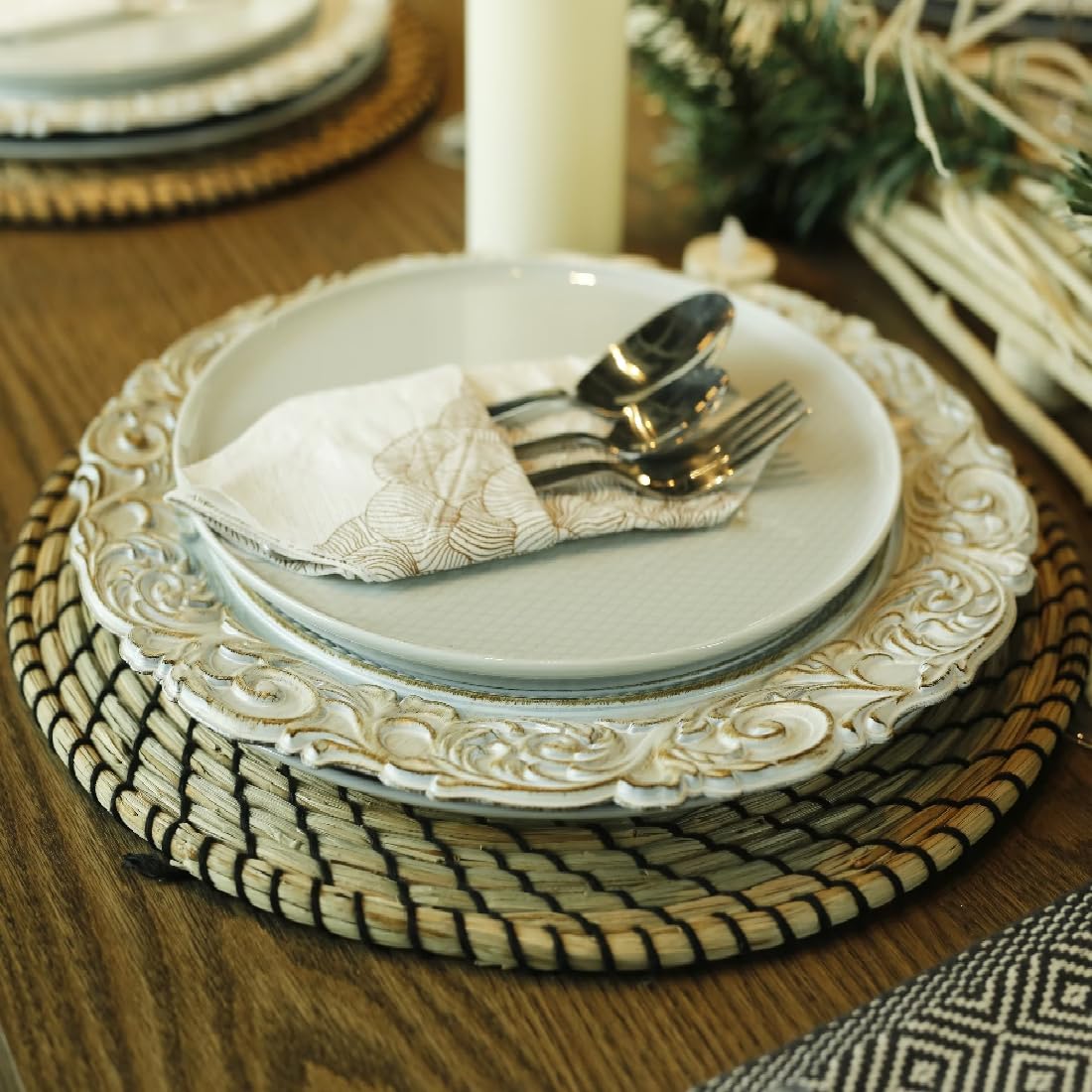 Umisriro Antique Charger Plates, 13 Inch White Dinner Plate Chargers Round Server Ware. Set Of 6 Plastic Embossed Charger For Di