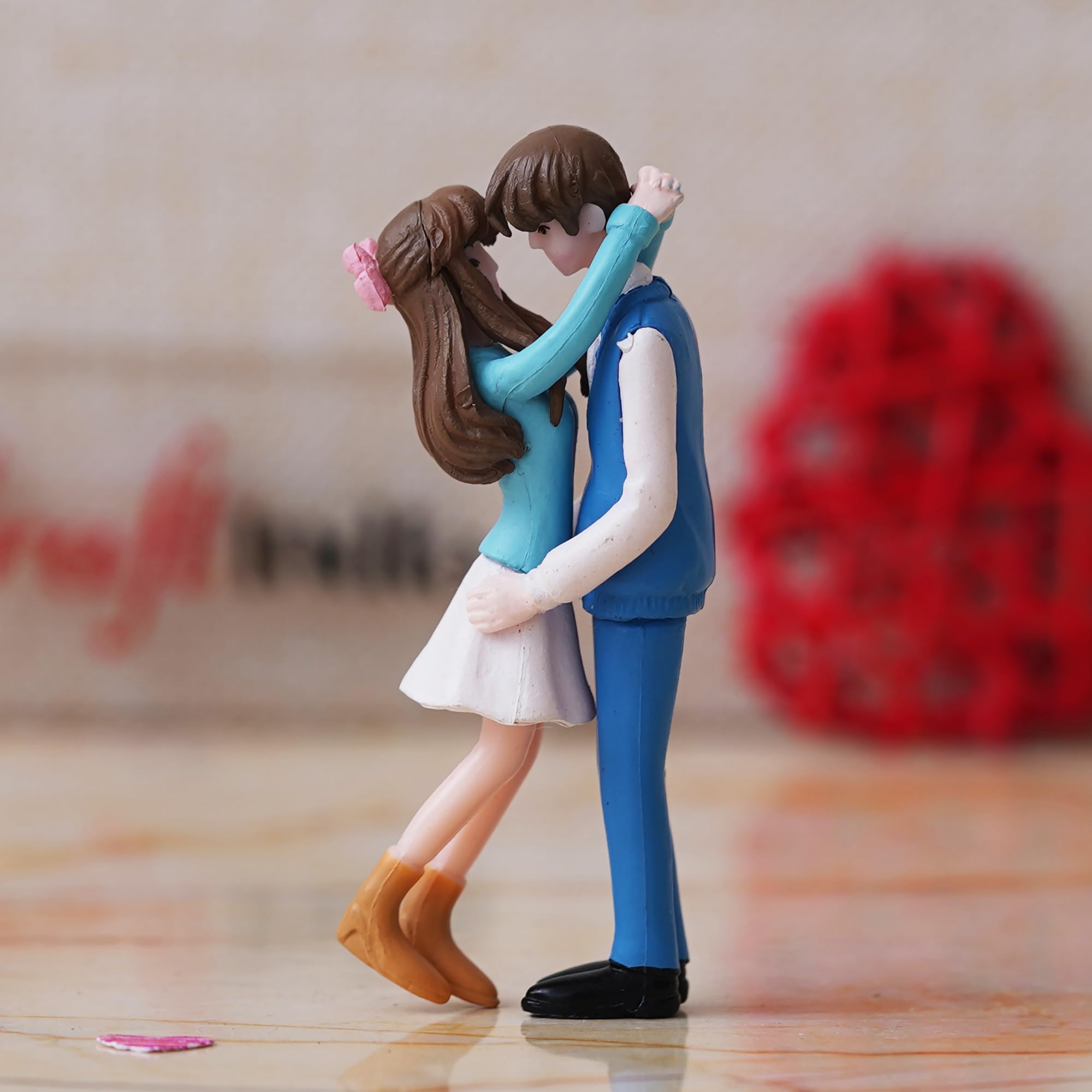 Ecraftindia Romantic Hugging Couple Statue Decorative Showpiece - Valentine Gift For Girlfriend, Boyfriend, Husband, Wife (Polyr