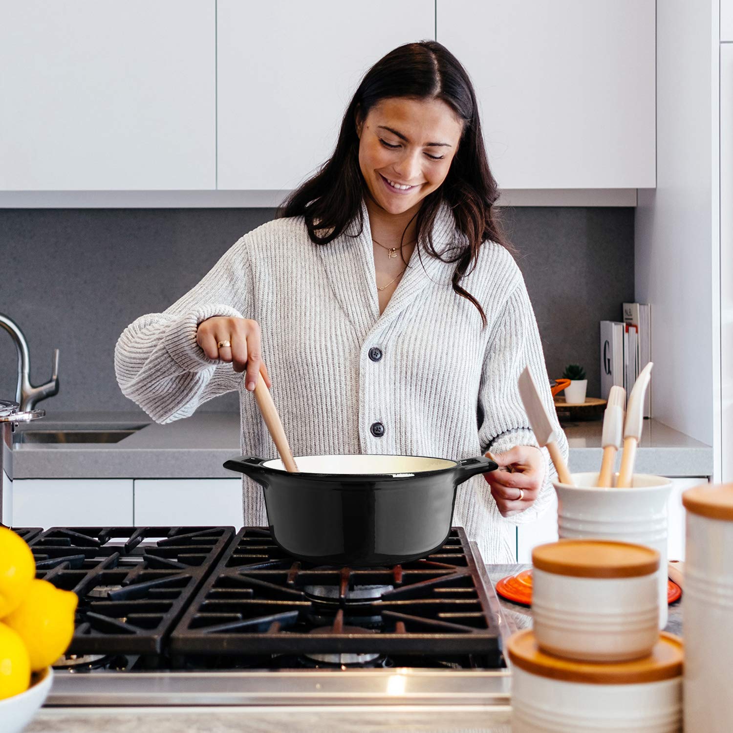 Navaris Enameled Dutch Oven - 3.7 QT Cast Iron Pot with Lid - 9 1/2 '' Round Enamel Cookware - Induction Cooktop Safe - Glossy Black