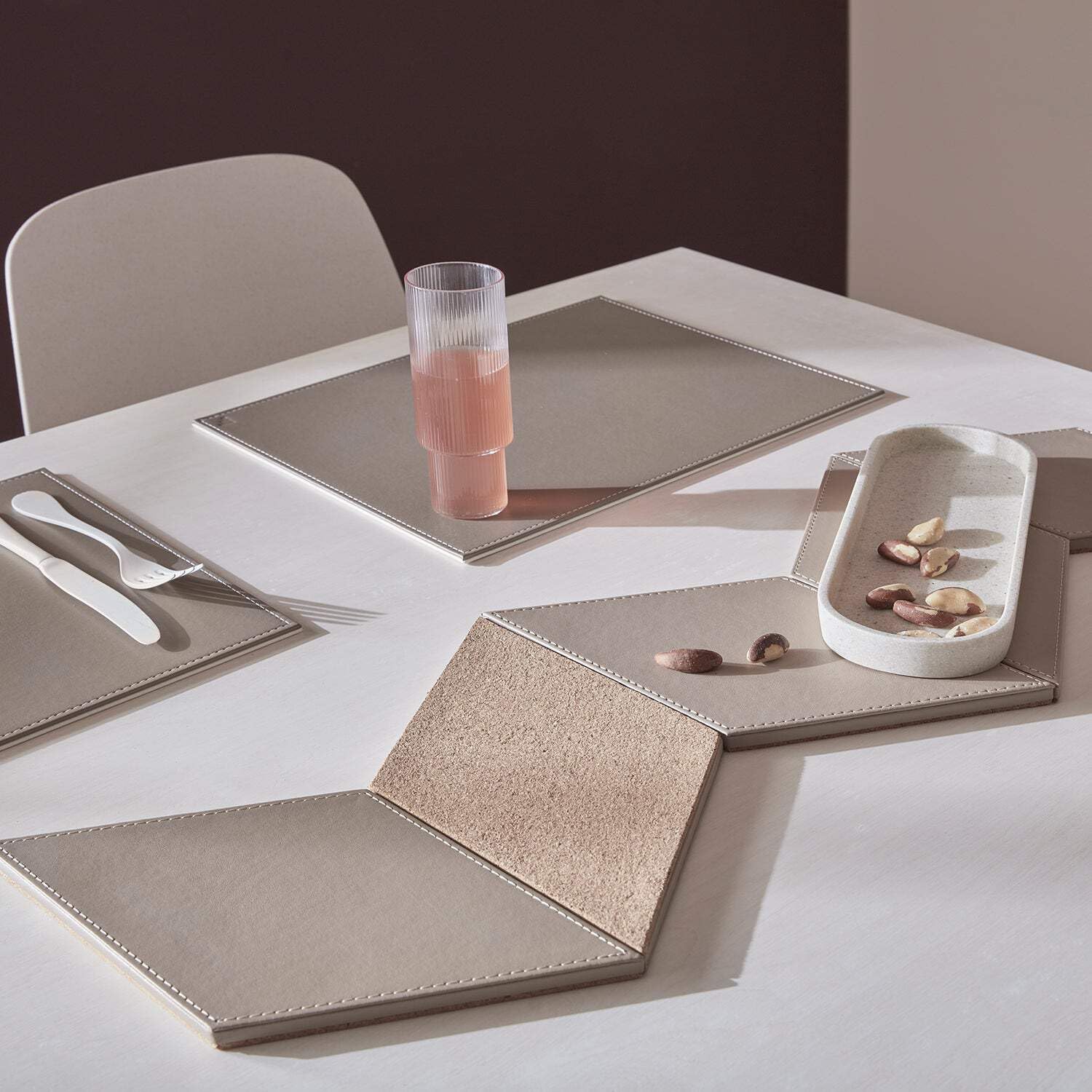 Freeform Two-Tone Reversible Rectangular Faux Leather Placemat, Noir - Gris, 40 X 30 Cm
