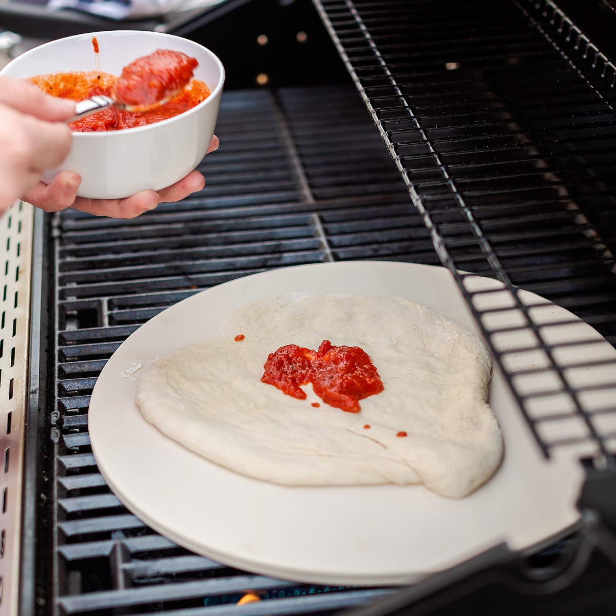 Navaris Xl Pizza Stone For Baking - Cordierite Pizza Stone Plate For Bbq Grill Oven - Cook Serve Pizza, Bread - Incl. Recipe Boo