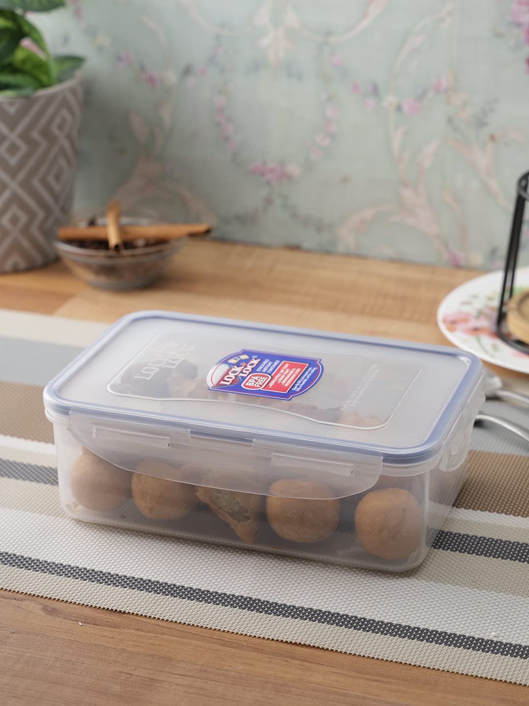 Lock & Lock Airtight Rectangular Food Storage Container 33.81-Oz / 4.23-Cup
