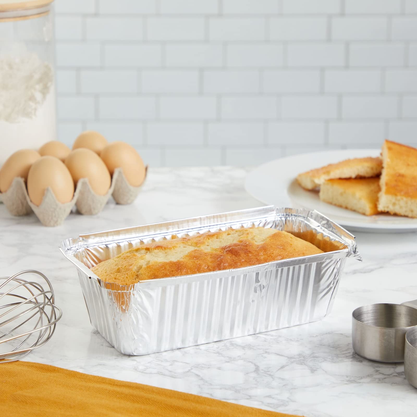 Juvale 50 Pack Aluminum Foil 2 Lb Disposable Loaf Pans With Lids For Baking Bread, Heating, Storing Food (22Oz, 8.5 X 4.5 In)