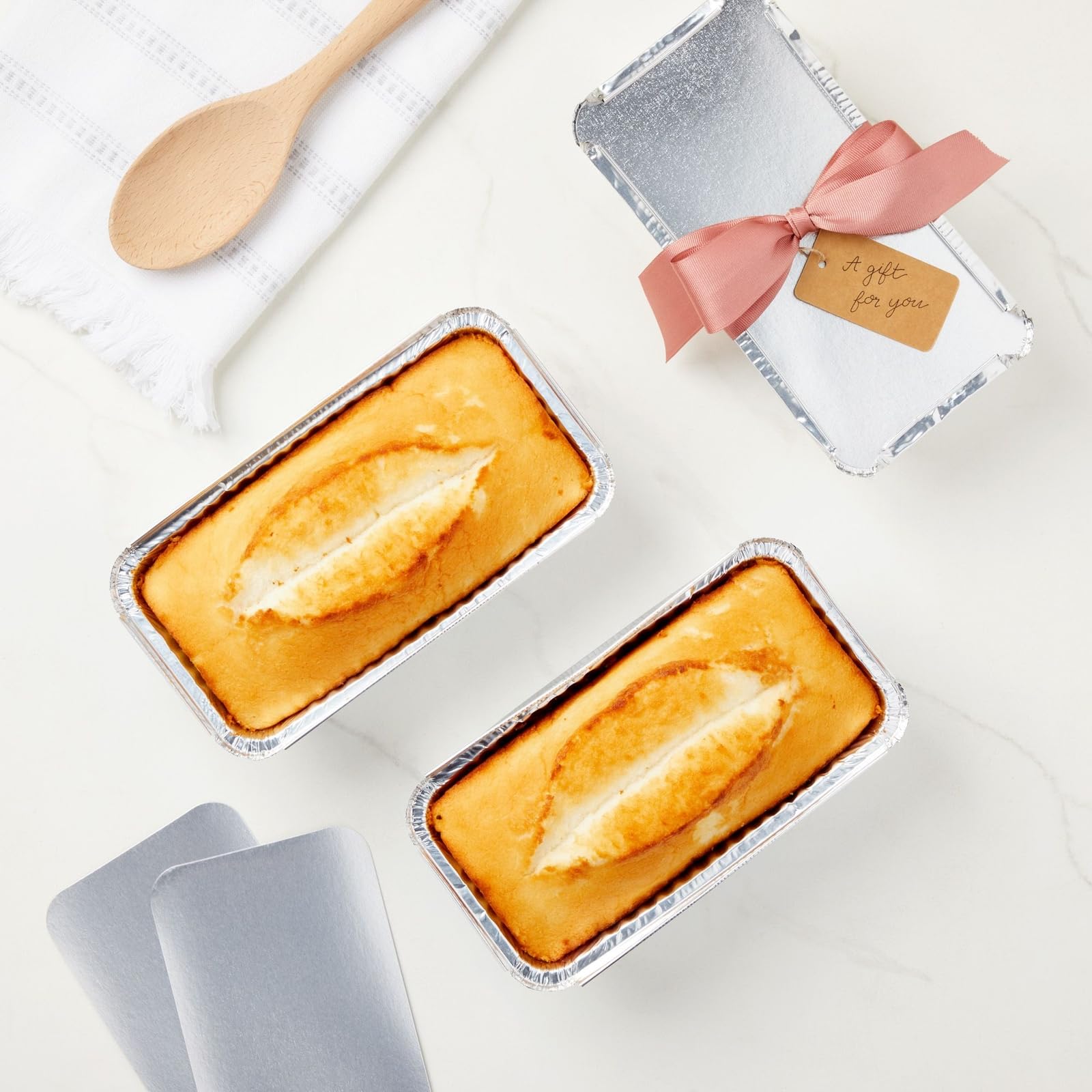 Juvale 50 Pack Aluminum Foil 2 Lb Disposable Loaf Pans With Lids For Baking Bread, Heating, Storing Food (22Oz, 8.5 X 4.5 In)