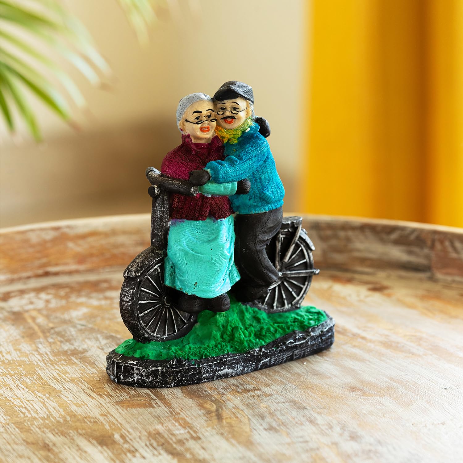 Exclusivelane Italian Old Cycling Couple Showpiece For Home Dcor (Resin, 7.5 Inches) | Valentine Gifts Showpiece For Valentine