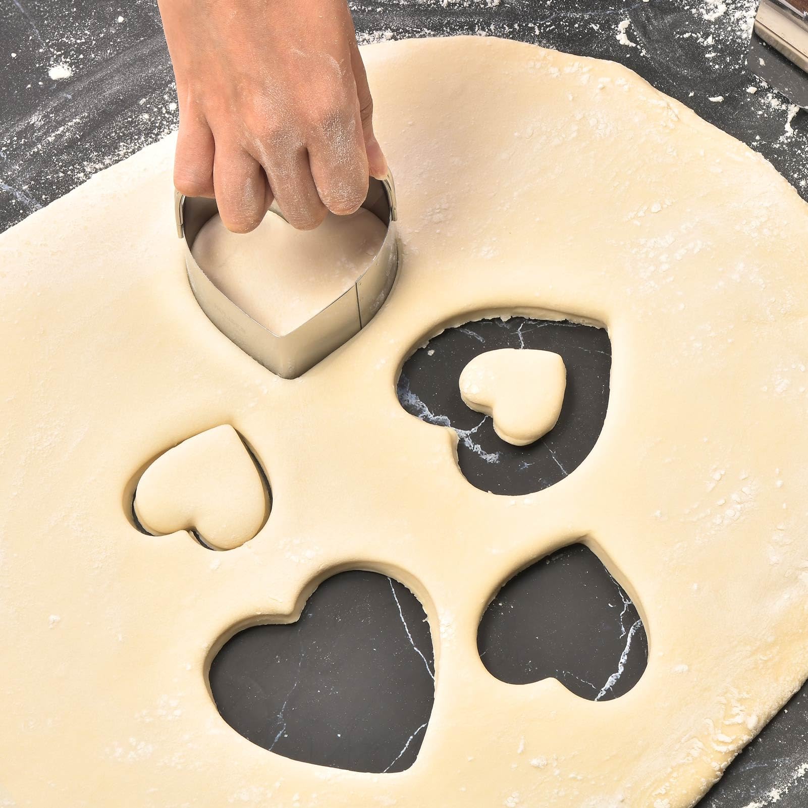 HULISEN Heart Cookie Cutter Set (5 Pieces/Set), Stainless Steel Biscuit Cutter with Handle, Professional Baking Tools Set, Gift
