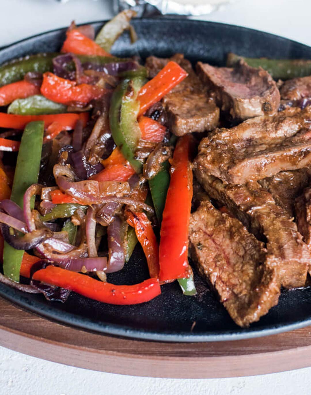 Happy Sales Hsgrd-Rnd95, Large Cast Iron Steak Plate Sizzle Griddle With Wooden Base Steak Pan Grill Fajita Server Plate Househo