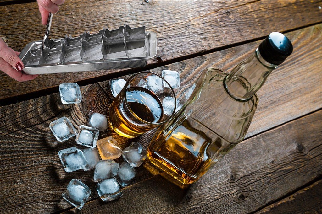 i Kito Stainless Steel Ice Cube Maker Tray - Lever Style Mold for 18 Ice Cubes, 11 1/8" x 4 3/4" x 1 1/