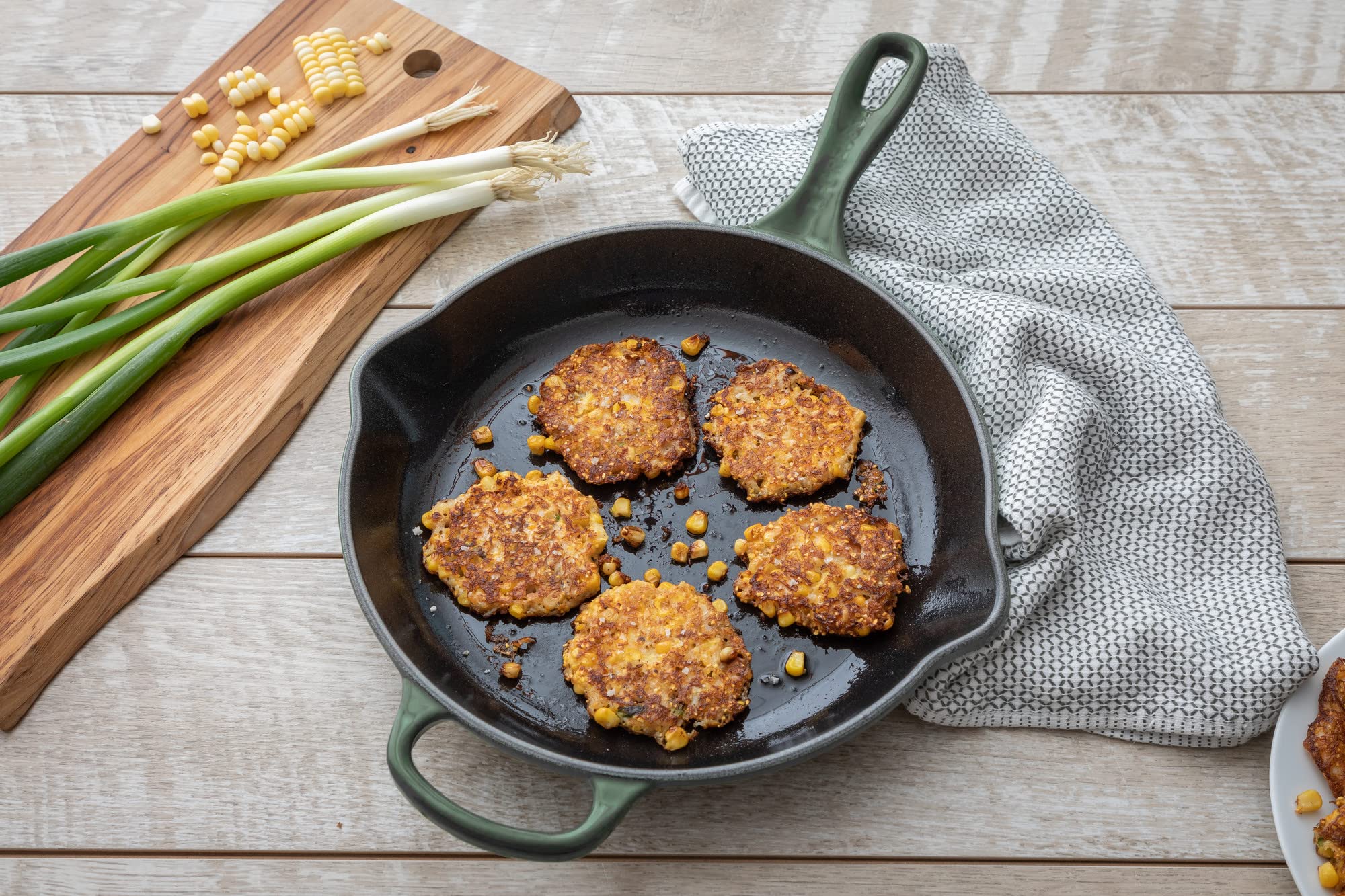 Le Creuset Enameled Cast Iron Signature Iron Handle Skillet, 10.25 (1-3/4 Qt.), Oyster