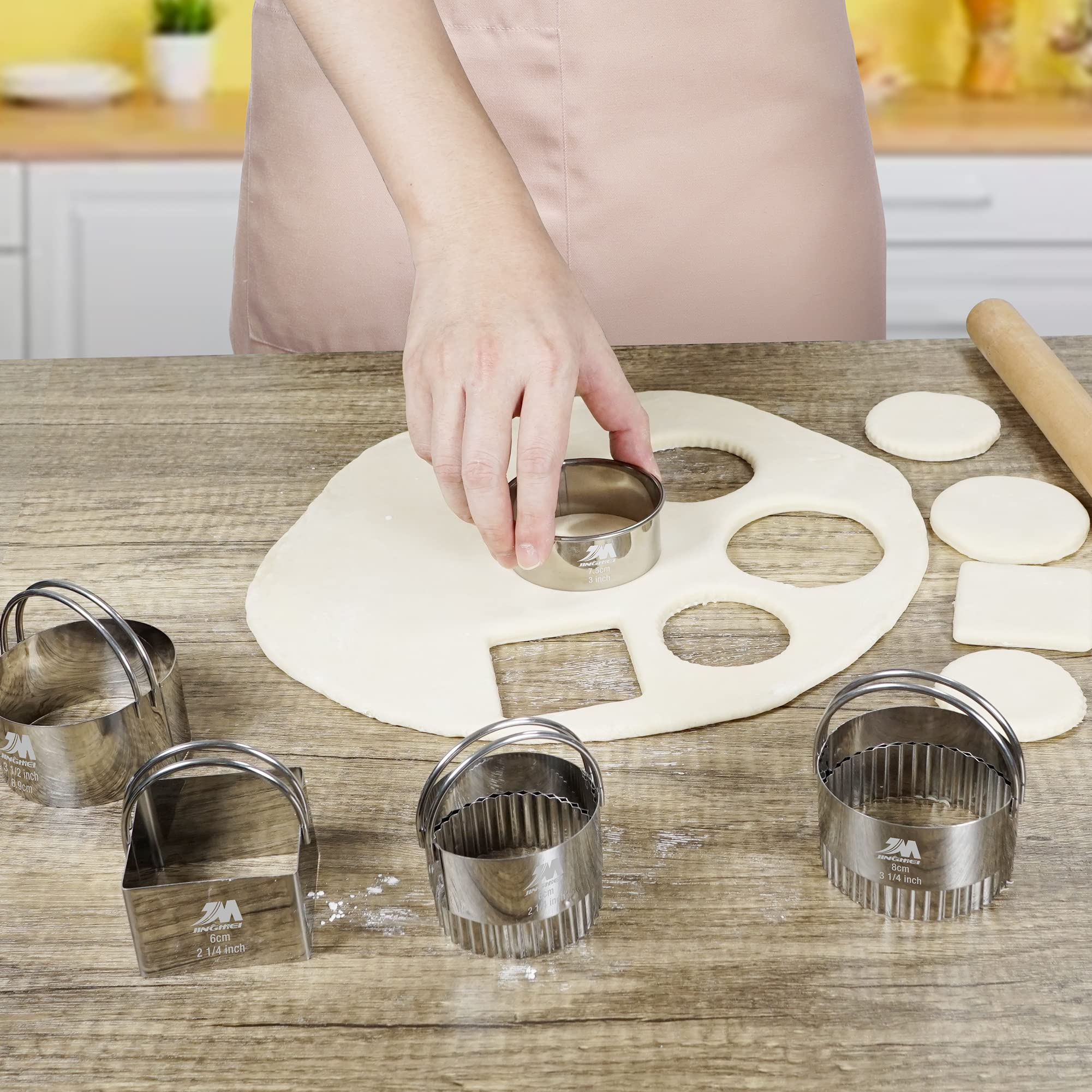 M Jngmei 4 Pieces Stainless Steel Cookie Cutter Set Biscuit Cutter 2.25Inch, 2.75Inch, 3.25Inch,3.5Inch Biscuit Plain Edge Round
