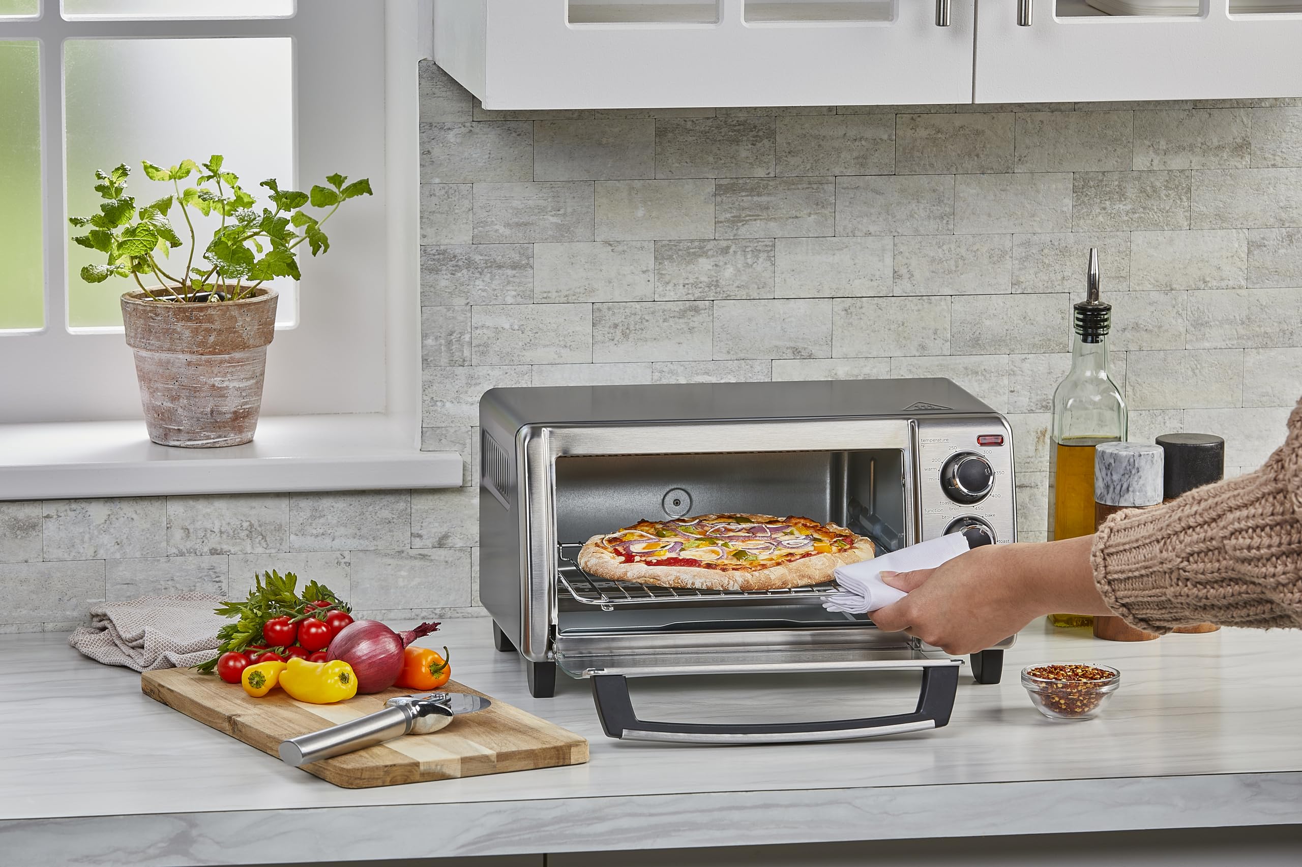 Black+Decker 4-Slice Toaster Oven, To1756Sb, Even Toast, 4 Cooking Functions Bake, Broil, Toast And Keep Warm, Removable Crumb T