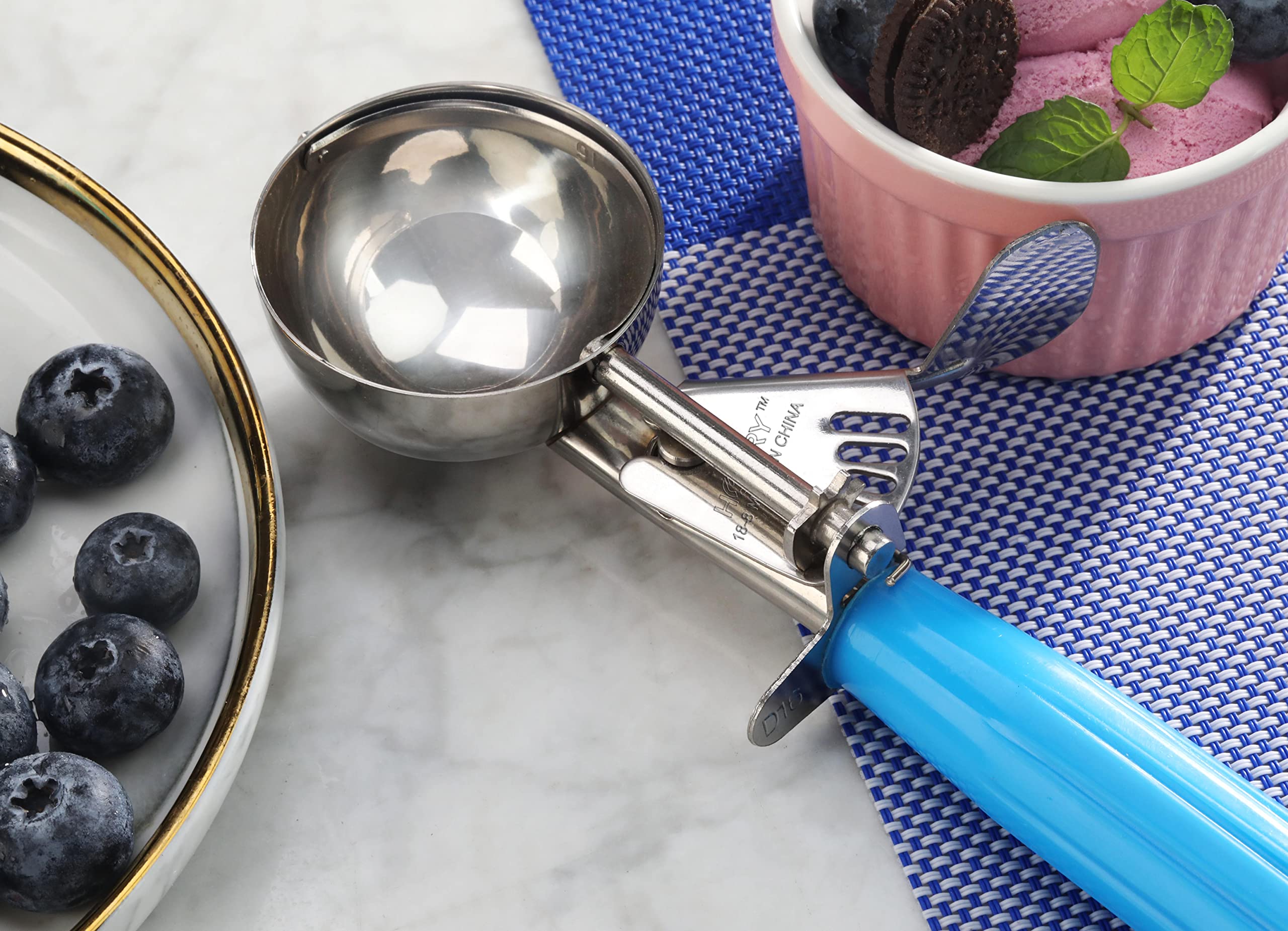 New Star Foodservice 34820 Commercial-Grade Thumb Press Food Disher/Ice Cream Scoop, 18/8 Stainless Steel, 2.75 Oz, Size 16, Blu