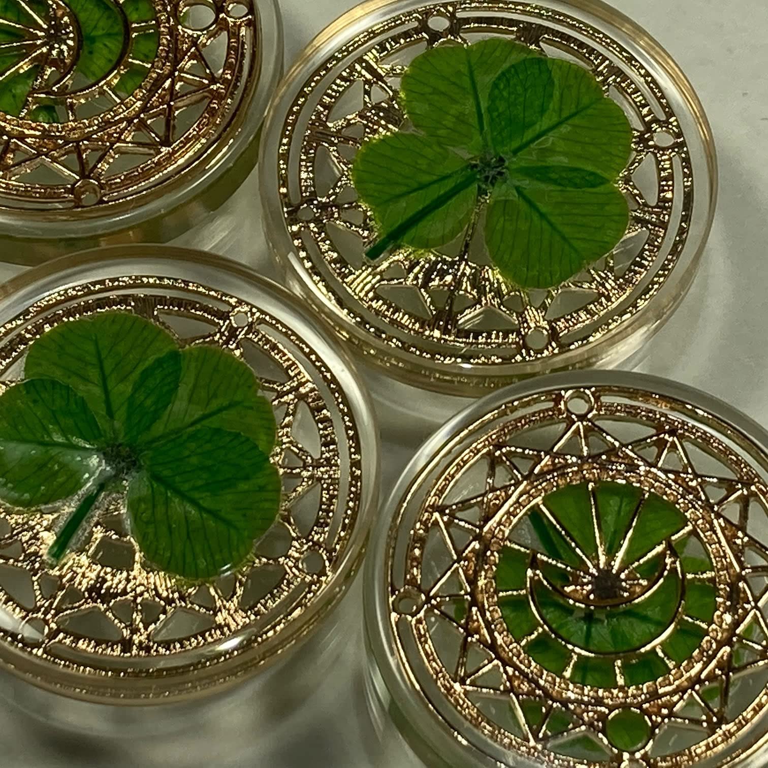 Real Four Leaf Clover Good Luck Pocket Token, Preserved, 1.25   , Including Metal Ornament (Magic Circle of The Moon)