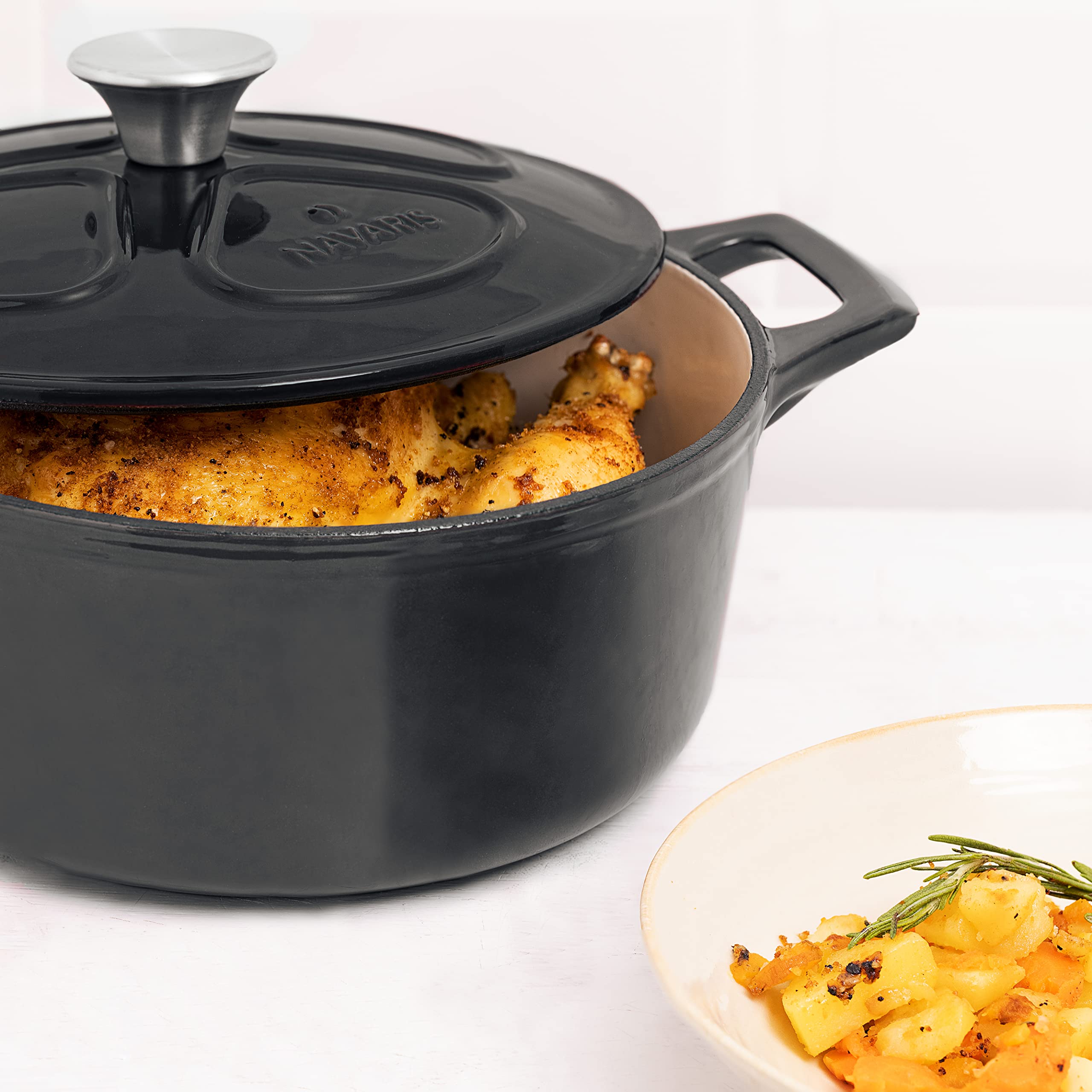 Navaris Enameled Dutch Oven - 3.7 QT Cast Iron Pot with Lid - 9 1/2 '' Round Enamel Cookware - Induction Cooktop Safe - Glossy Black