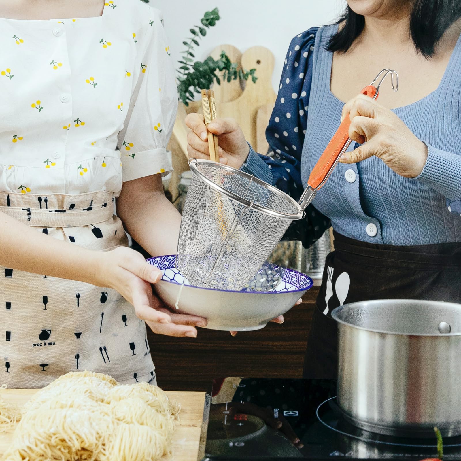 Angoily Pasta Strainer, 4Pcs Mesh Pasta Basket With Wooden Handle, Stainless Steel Spider Strainer Sieve Noodle Strainer Blanchi