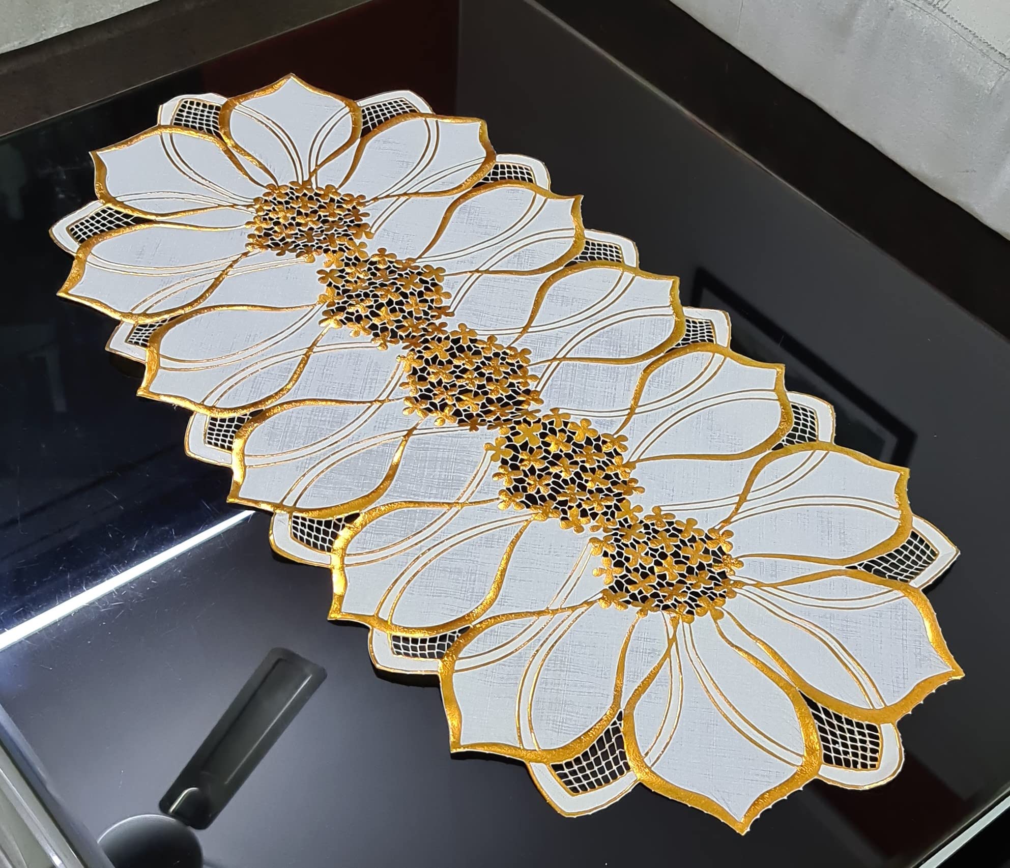 The Lineup Co. Oval Floral Design Center/Dining Table Runner Pack of 1