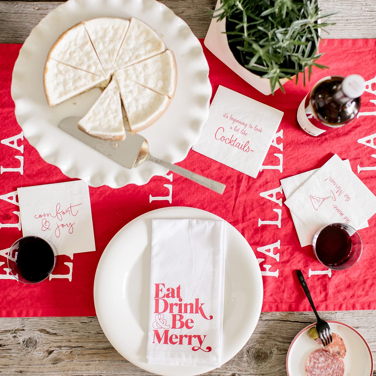Santa Barbara Design Studio Cloth Christmas Napkins Face-to-Face Designs Holiday Table Linen Collection  Set of 4  Eat Drink & Be Merry
