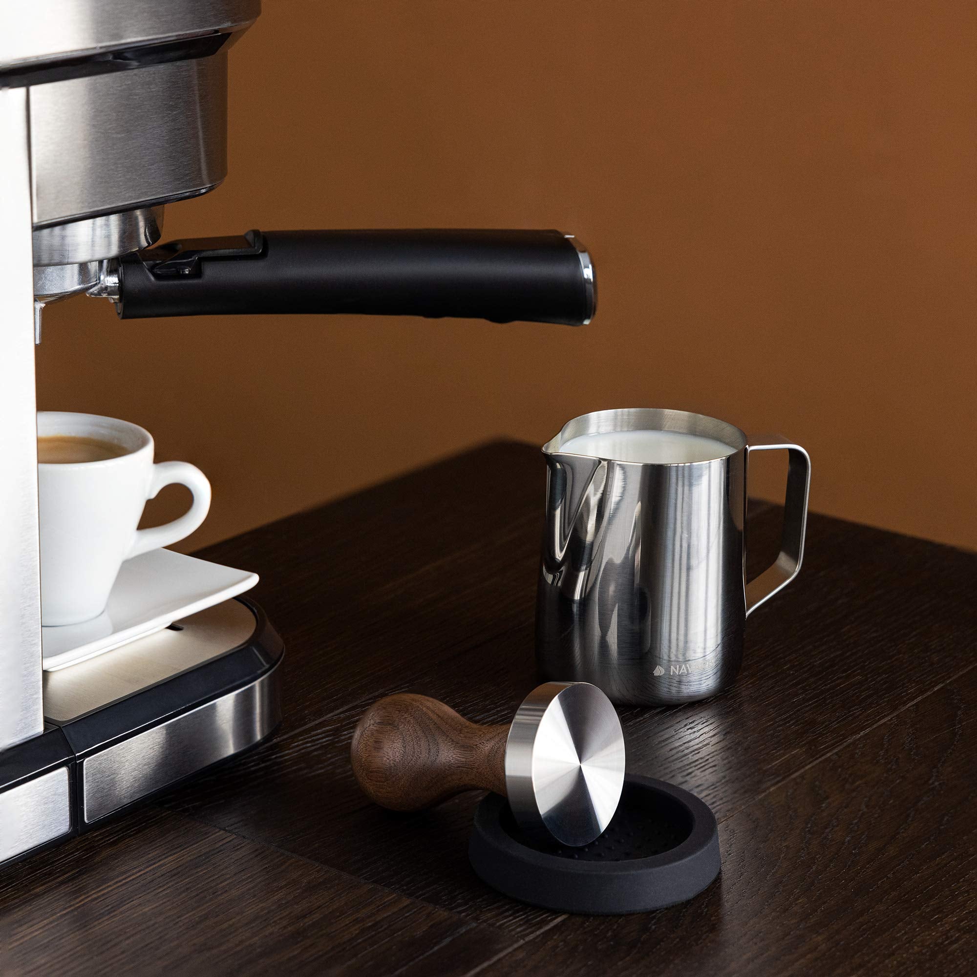 Navaris Coffee Tamper Set - Milk Jug And Stainless Steel Espresso Press With Walnut Handle For Coffee - 51Mm Coffee Ground Compr