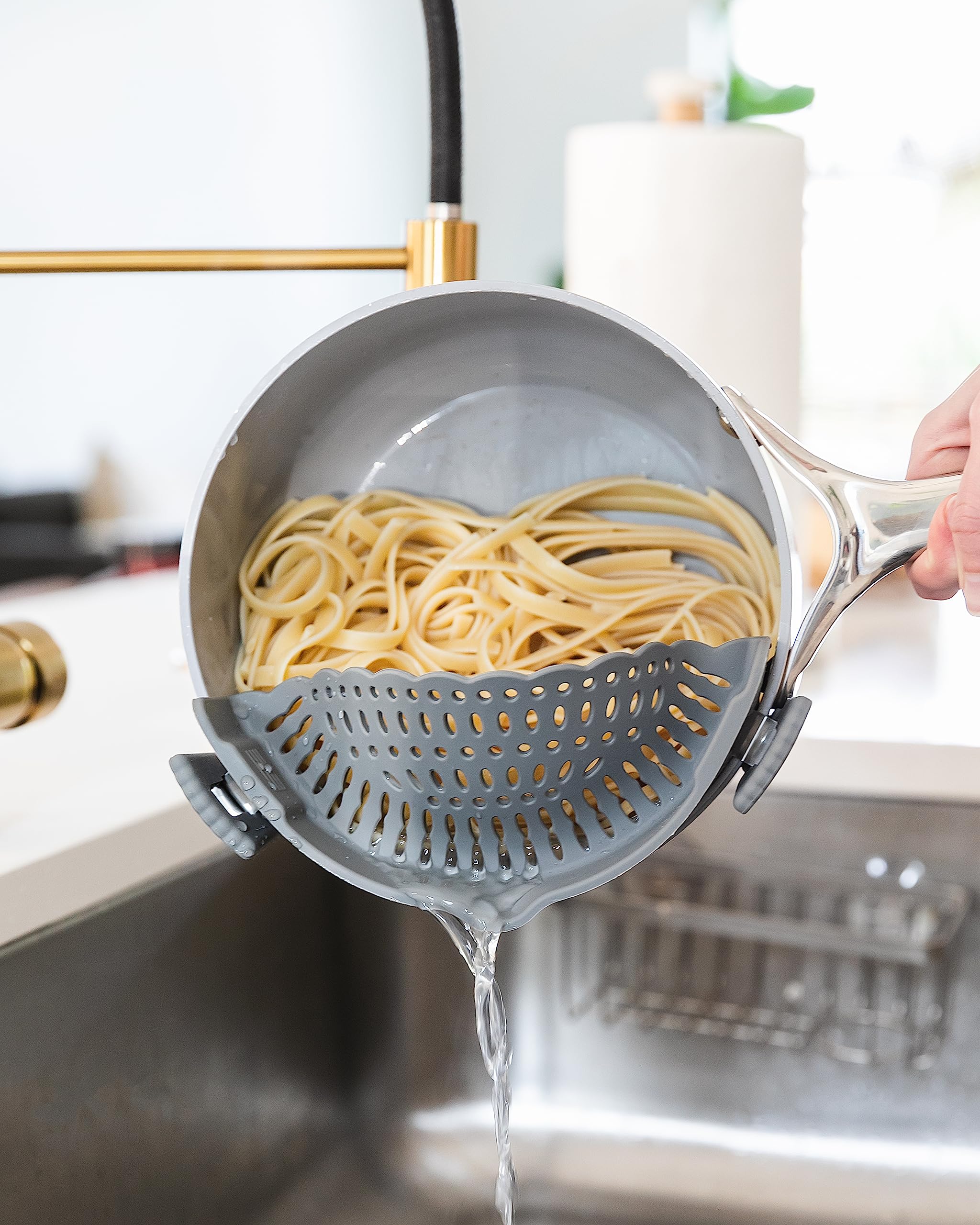 The Silicone Kitchen Clip On Silicone Strainer, Colander Fit Most Pots, Pans, Bowls, Ideal For Pasta, Vegetables, Fruit, Non-Tox