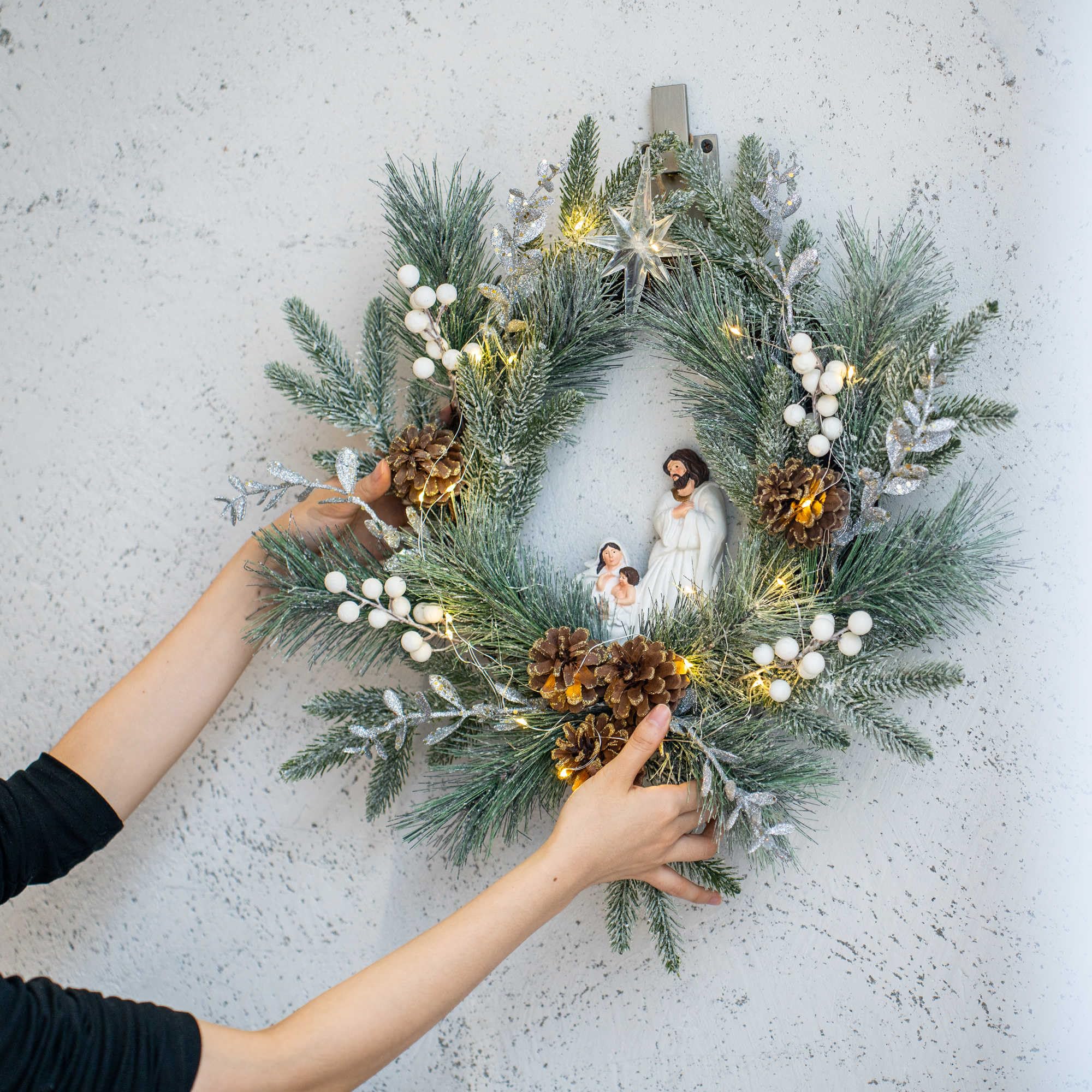 YULETIME 20 Pre-Lit Nativity Wreath, Battery Operated with 10 Fairy Lights, Holy Family Nativity Statue, Star of Bethlehem, Pine