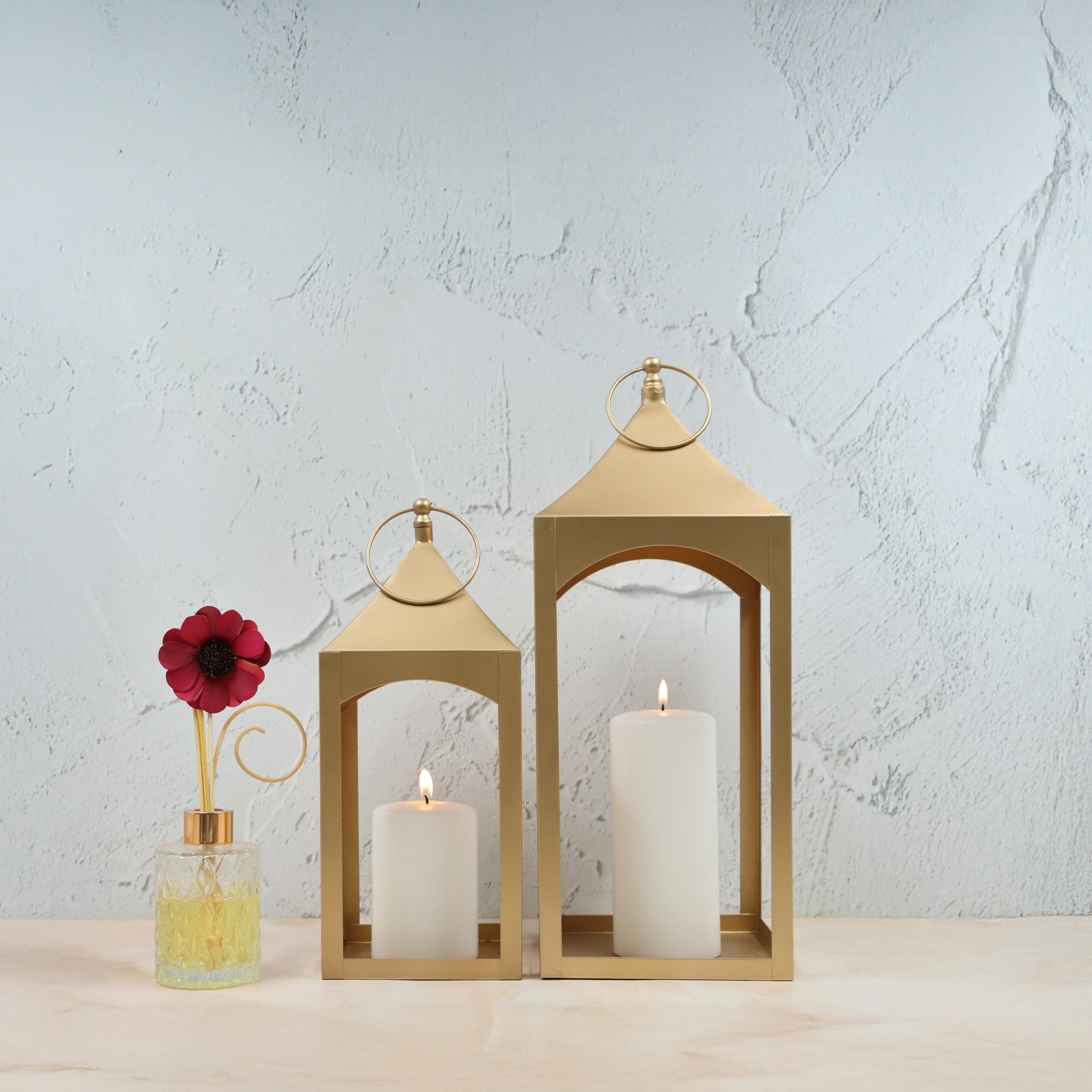 Hosley Set of 2 Modern Metal Lanterns, Gold, Classic Style, Ideal for Parties, Weddings, Aromatherapy, LED Spa Settings, Home De