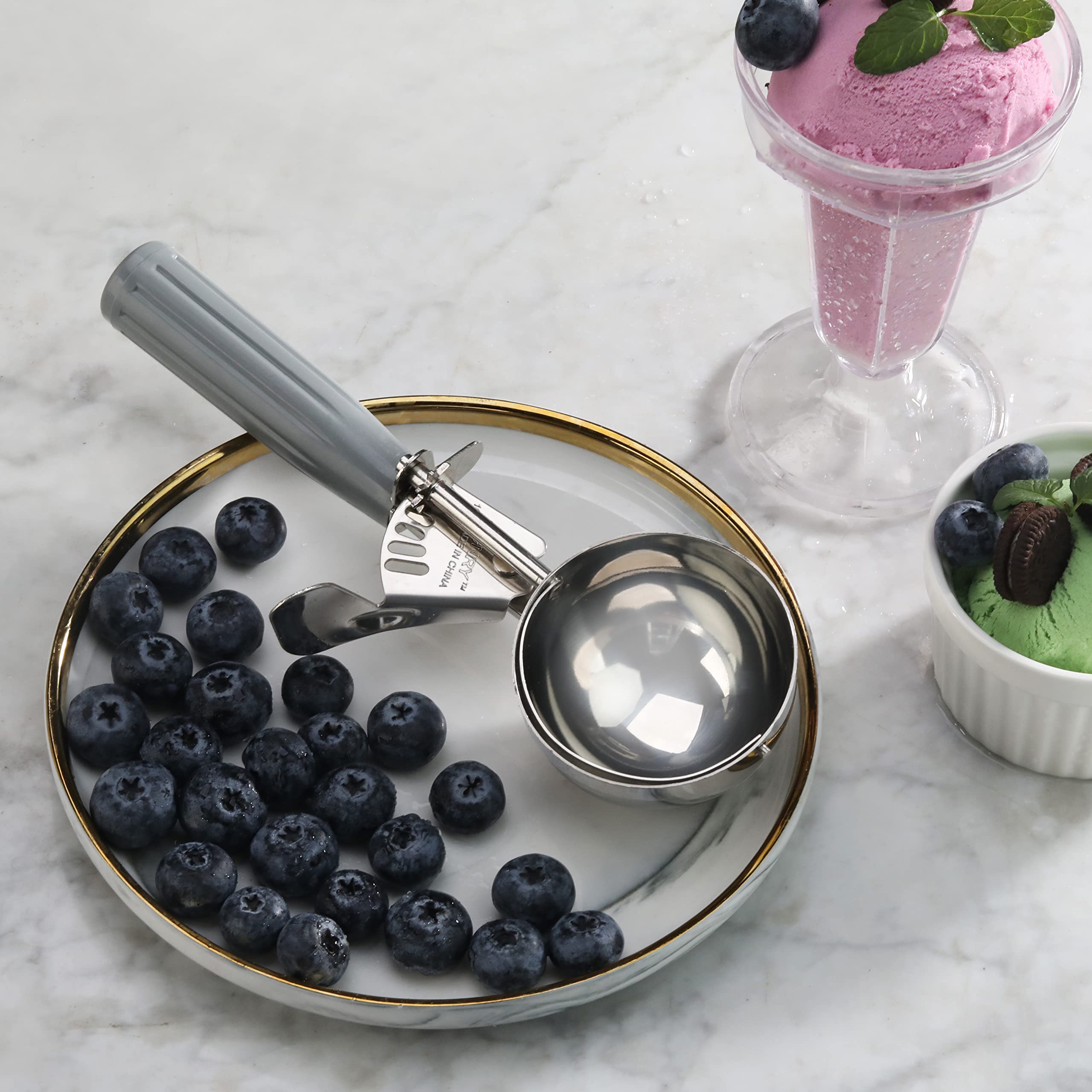 New Star Foodservice 34769 Commercial-Grade Thumb Press Food Disher/Ice Cream Scoop, 18/8 Stainless Steel, 4 Oz, Size 8, Grey