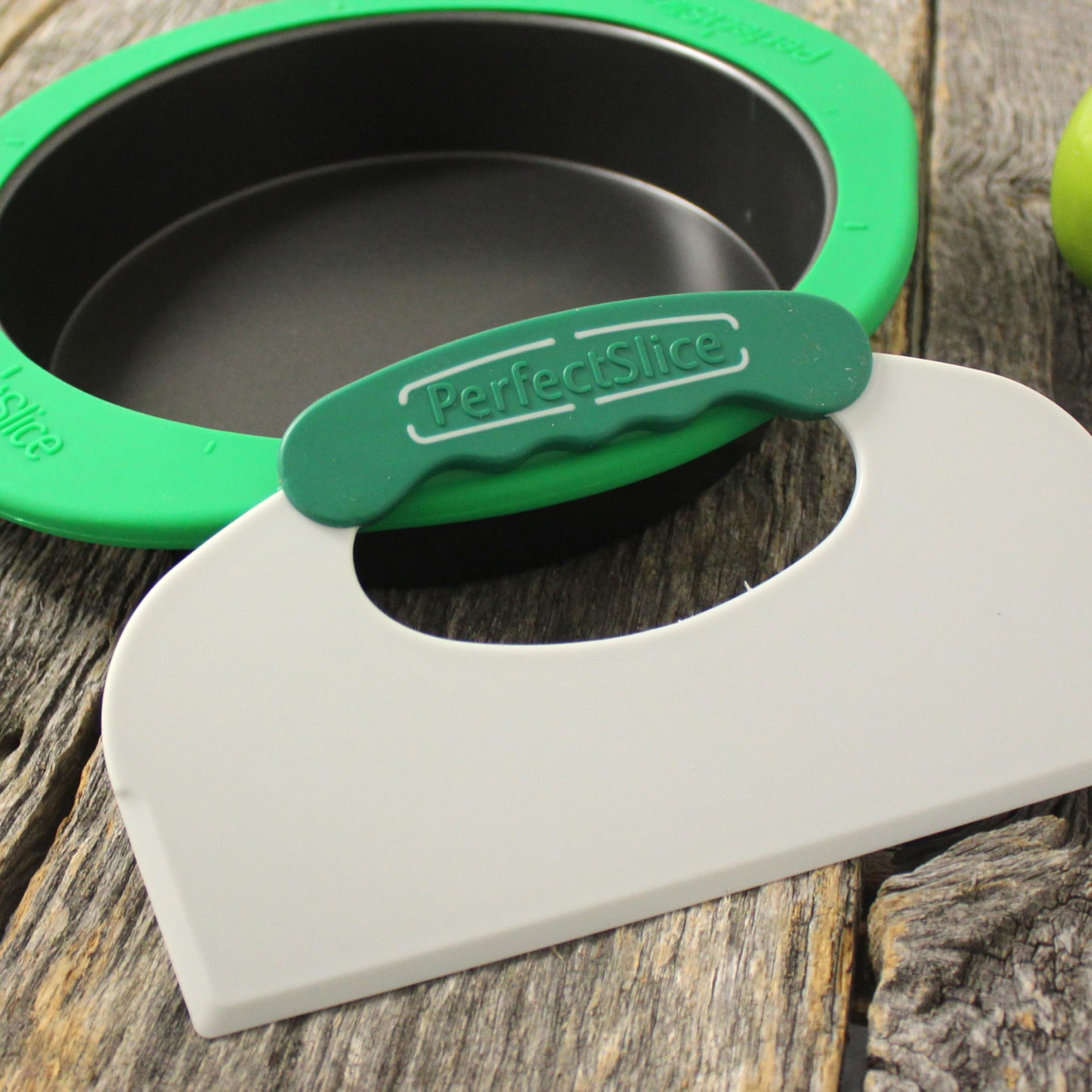 Berghoff Perfect Slice Round Cake Pan With Silicone Sleeve And Tool, Gray