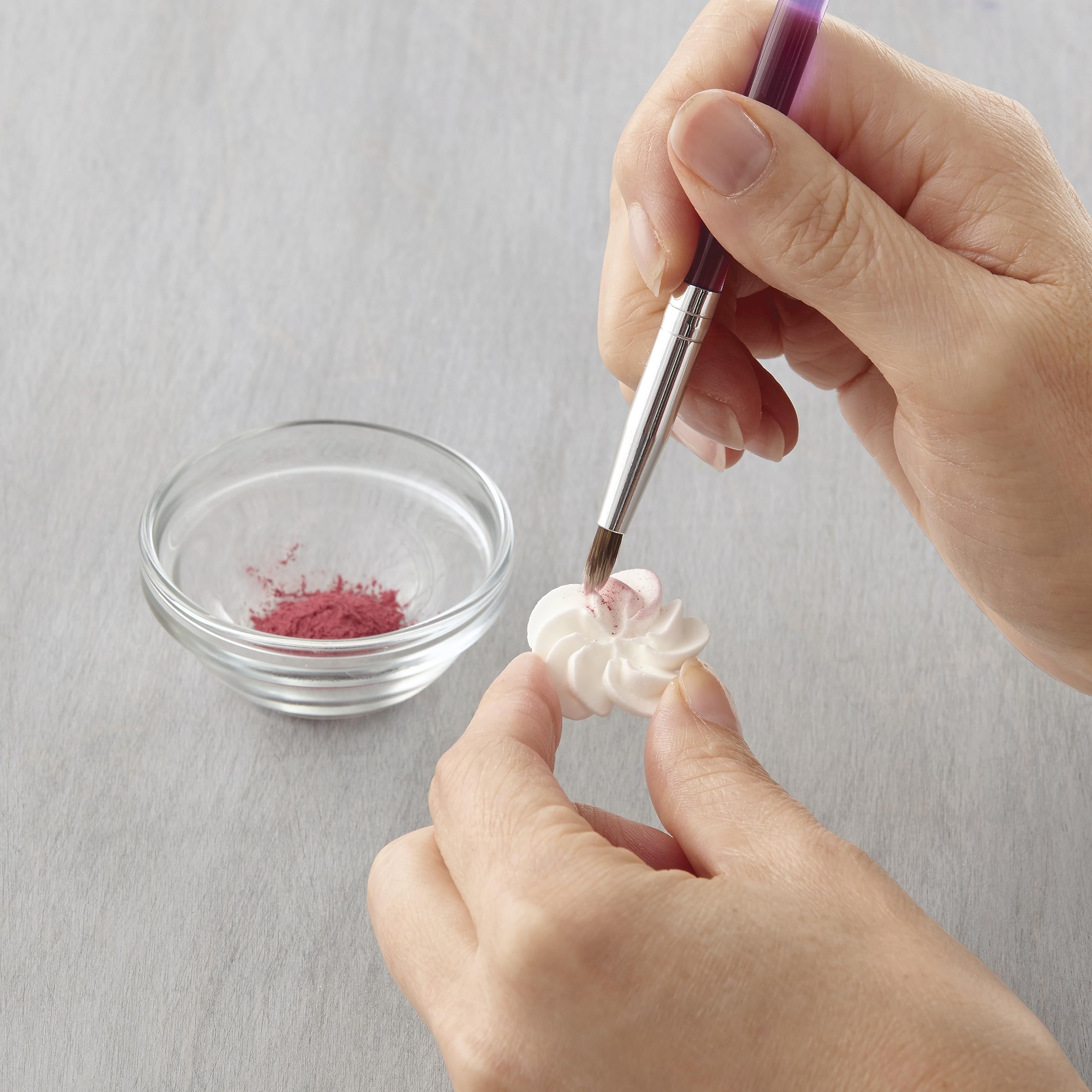 Wilton 2-Piece Dusting Brush Set - Apply Color Accent To Cakes With These Two Brushes For Cake Decorating, Soft & Easy-To-Clean