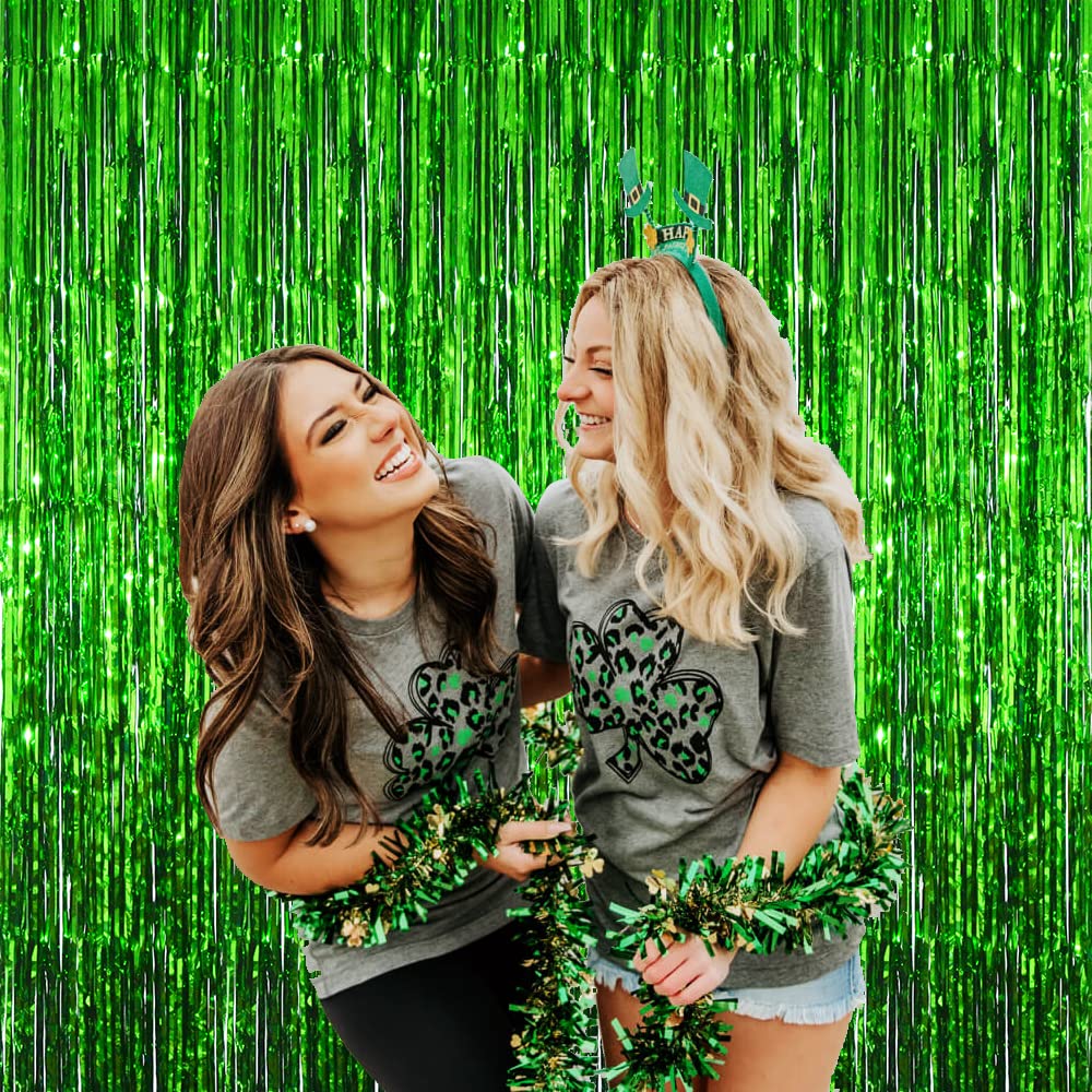 GOER 3.2 ft x 9.8 ft Metallic Tinsel Foil Fringe Curtains Party Photo Backdrop Party Streamers for St. Patrick 's Day Birthday Graduation New Year Eve Decorations Christmas Decor (Green 1 Pack)
