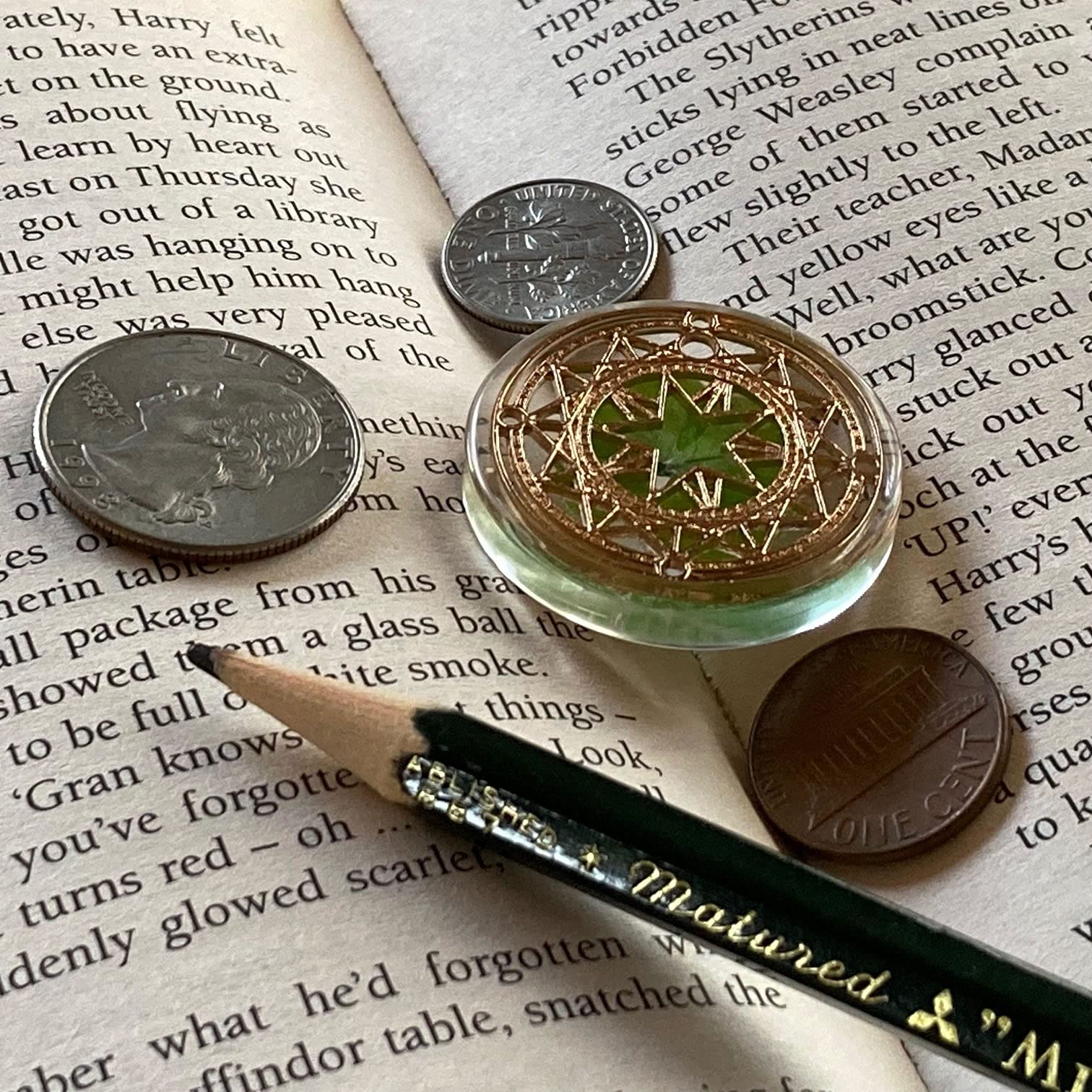 Real Four Leaf Clover Good Luck Pocket Token, Preserved, 1.25   , Including Metal Ornament (Magic Circle of The Star)