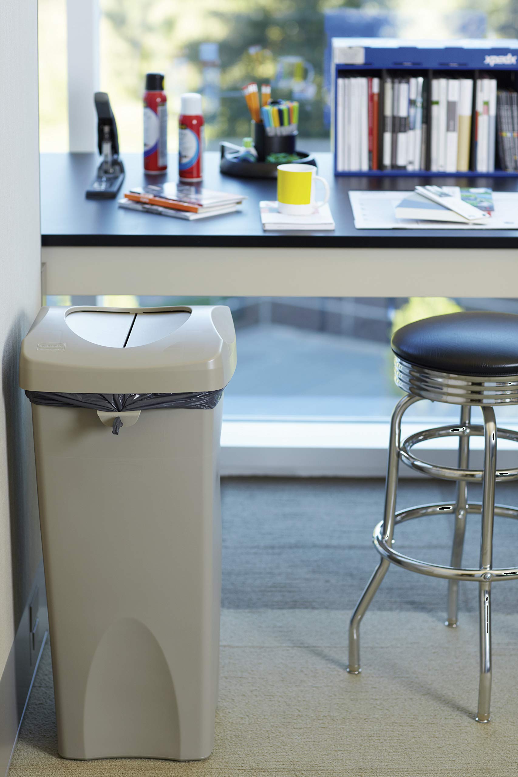 Rubbermaid Commercial Products Untouchable Trash/Recycling Swing Lid, Beige, Compatible With 23-Gallon Untouchable Containers