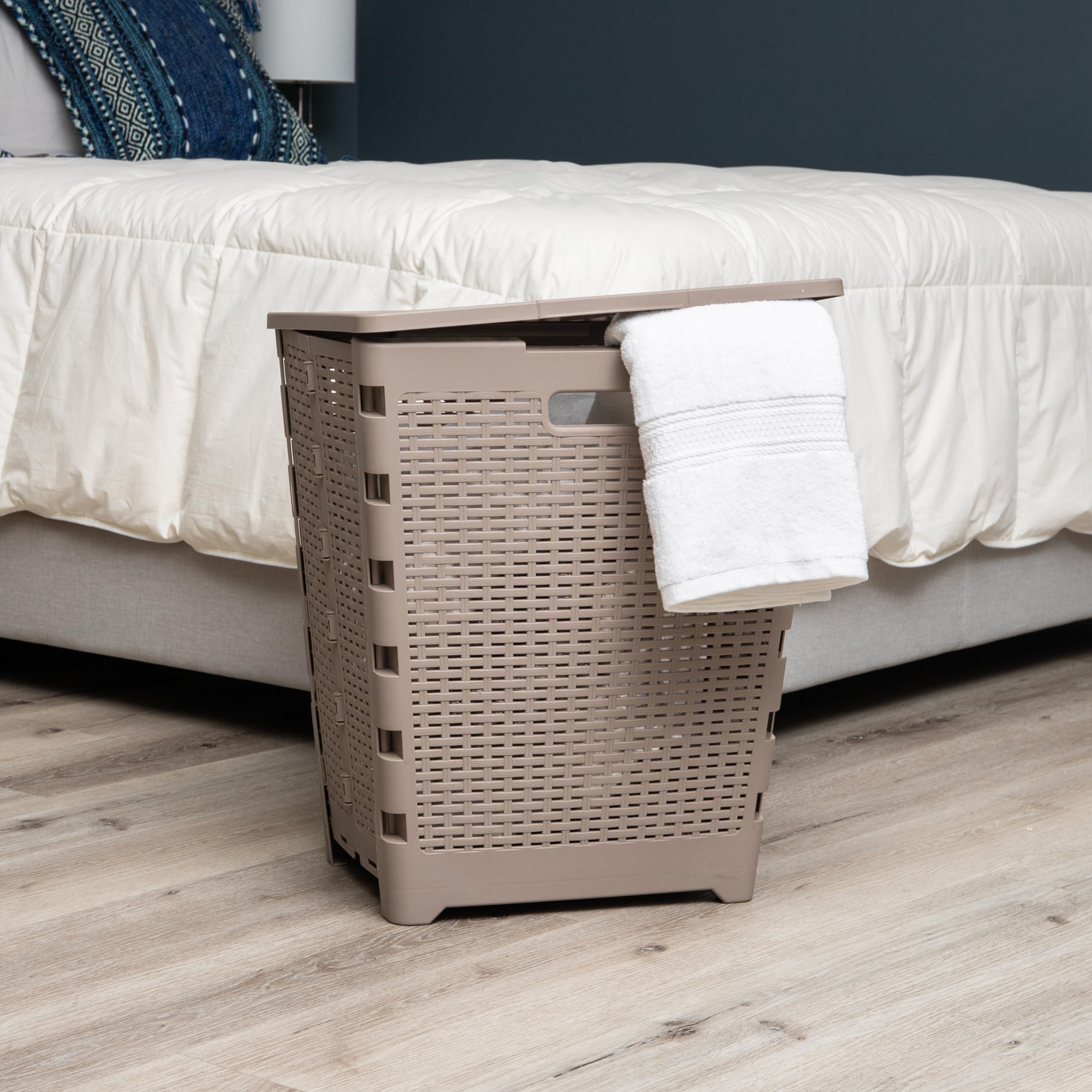 Mind Reader 61L Foldable Laundry Hamper, Clothes Basket, Lid, Wicker Design, Plastic, 18''L X 14.5''W X 21.25''H, Tan