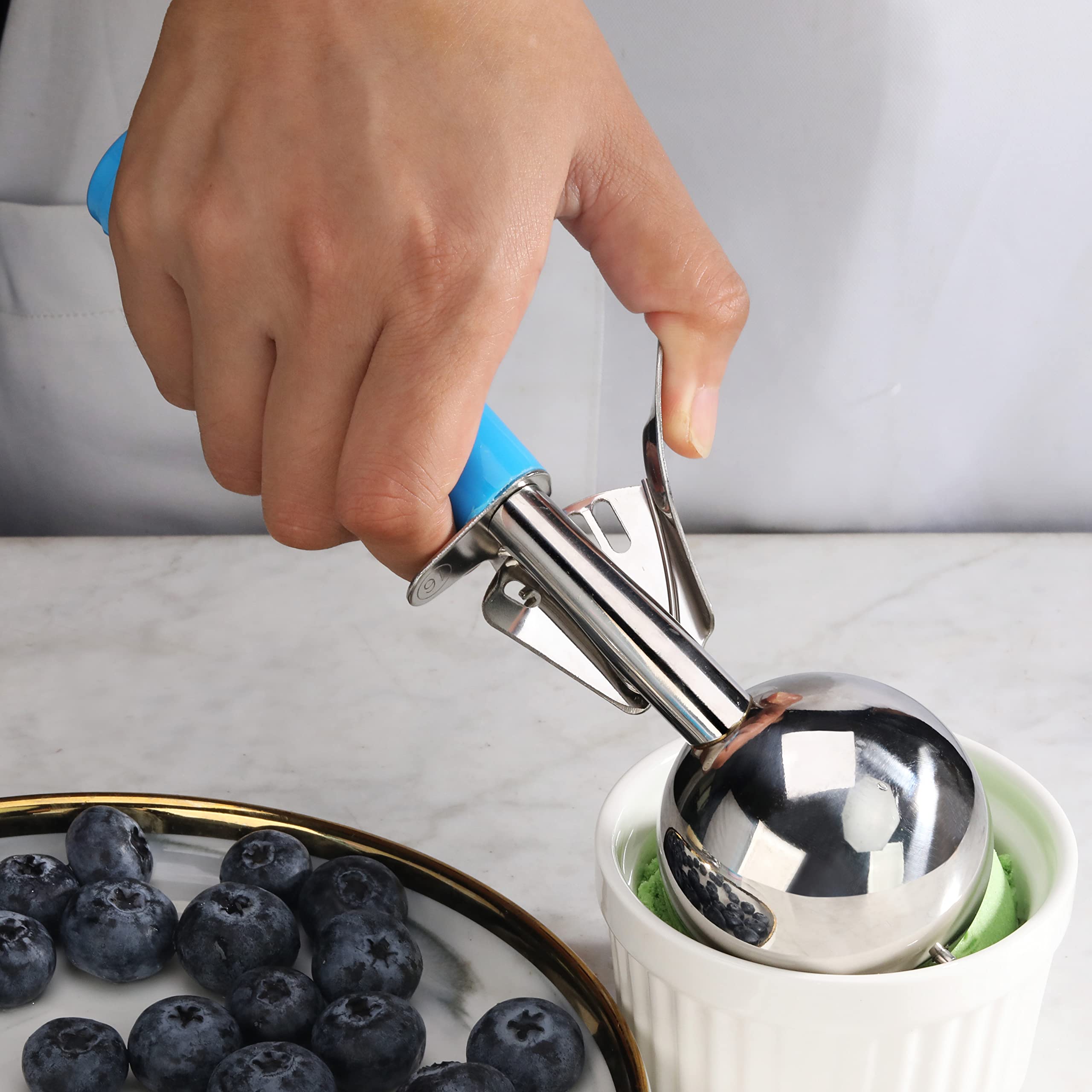 New Star Foodservice 34820 Commercial-Grade Thumb Press Food Disher/Ice Cream Scoop, 18/8 Stainless Steel, 2.75 Oz, Size 16, Blu
