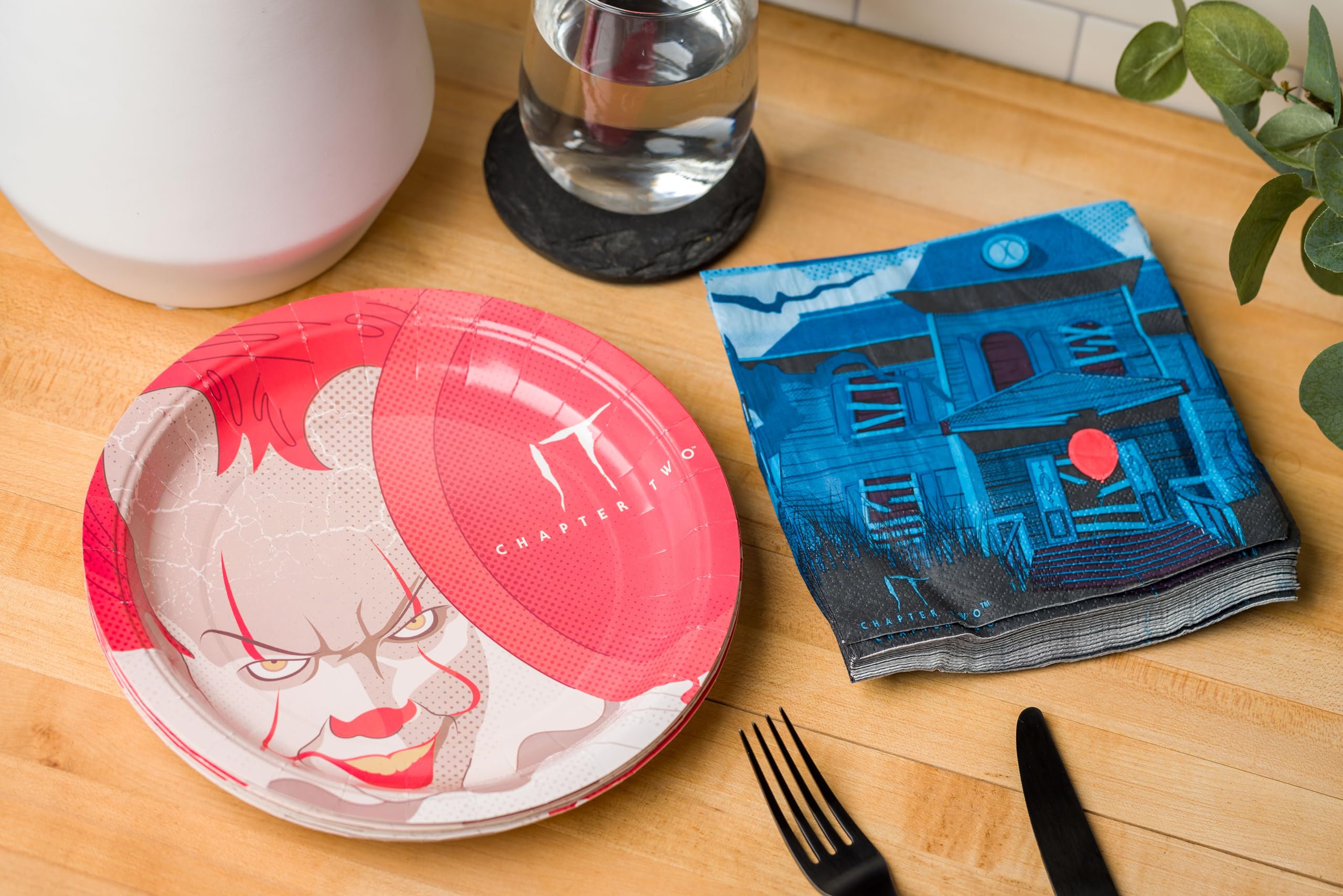 Silver Buffalo It Chapter 2 Pennywise The Clown 32 Pack Partyware Disposable Paper Plates And Napkins