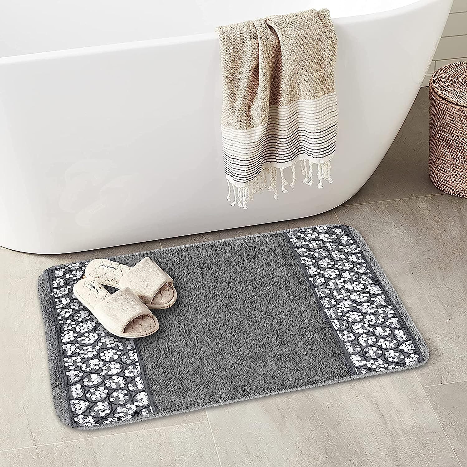 Zahari Home Sinatra Bathroom Rug Classic Bath Rug Stylish Bling Bath Mat, Size 32'' X 21'', Silver