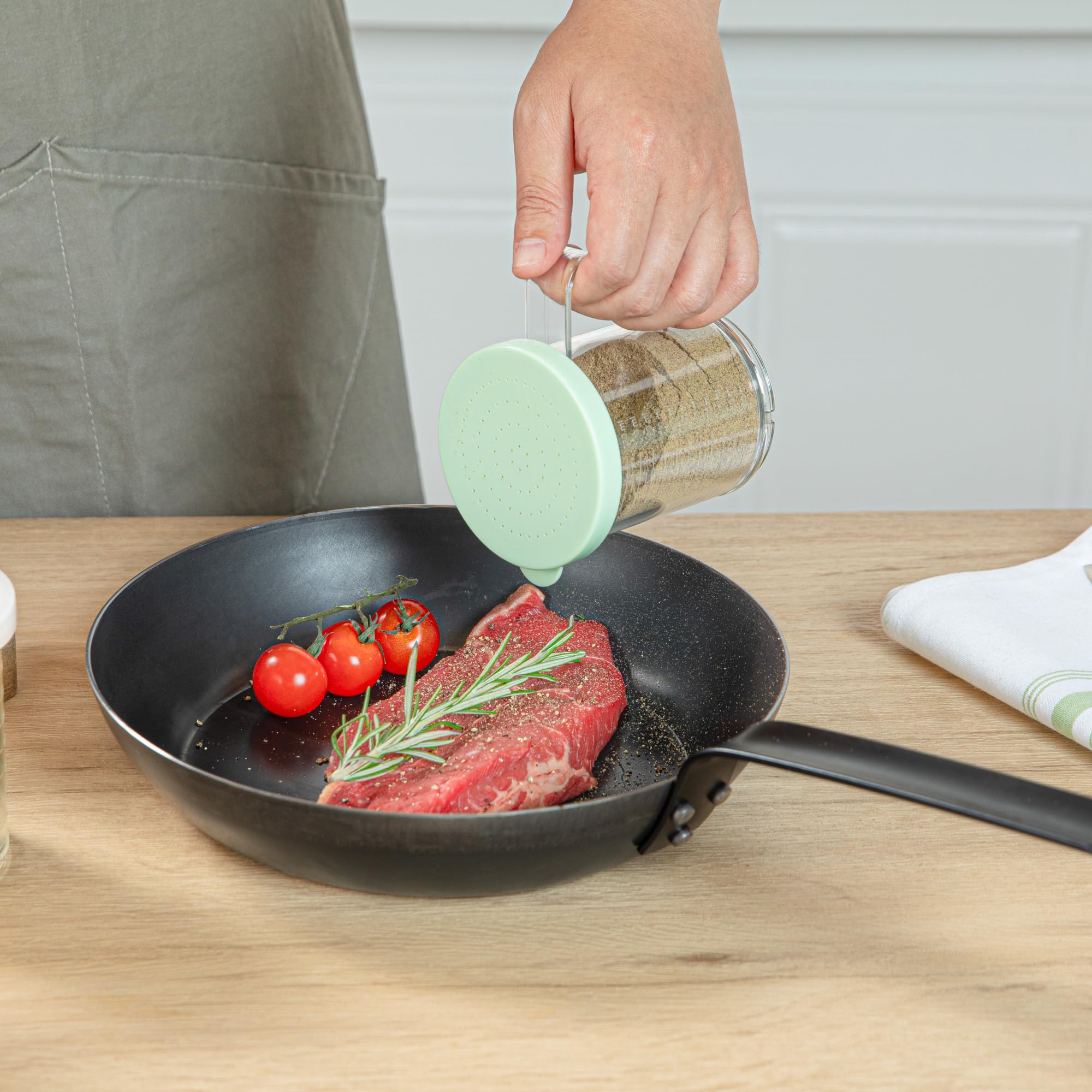 Restaurantware Rw Base 10 Ounce Clear Plastic Dredge Spice Shaker 1 Reusable Dry Rub Shaker - Includes Green Perforated Lid With