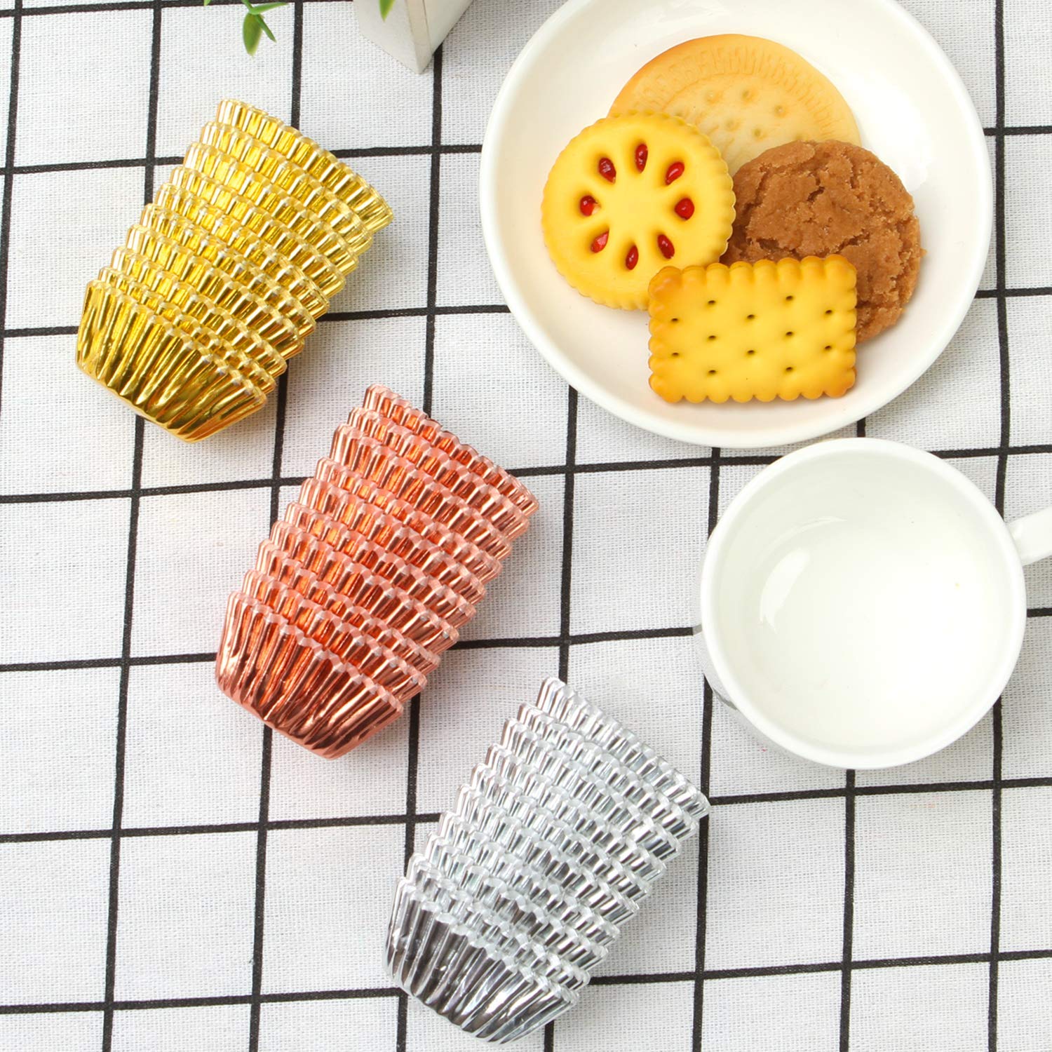 Elcoho 600 Pieces 1.25 Inch Mini Foil Metallic Cupcake Liners Muffin Paper Cases Baking Cups, Gold, Silver And Rose Gold