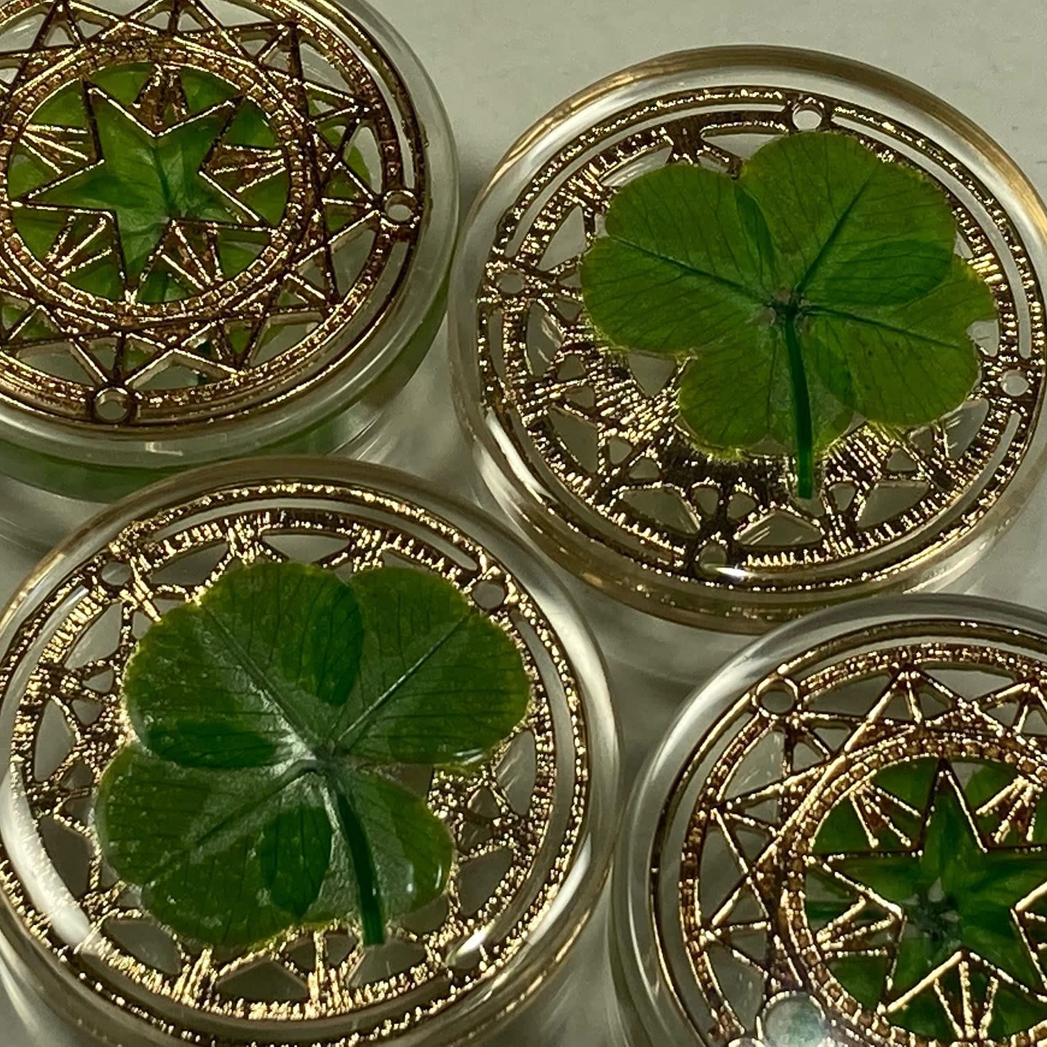 Real Four Leaf Clover Good Luck Pocket Token, Preserved, 1.25   , Including Metal Ornament (Magic Circle of The Star)