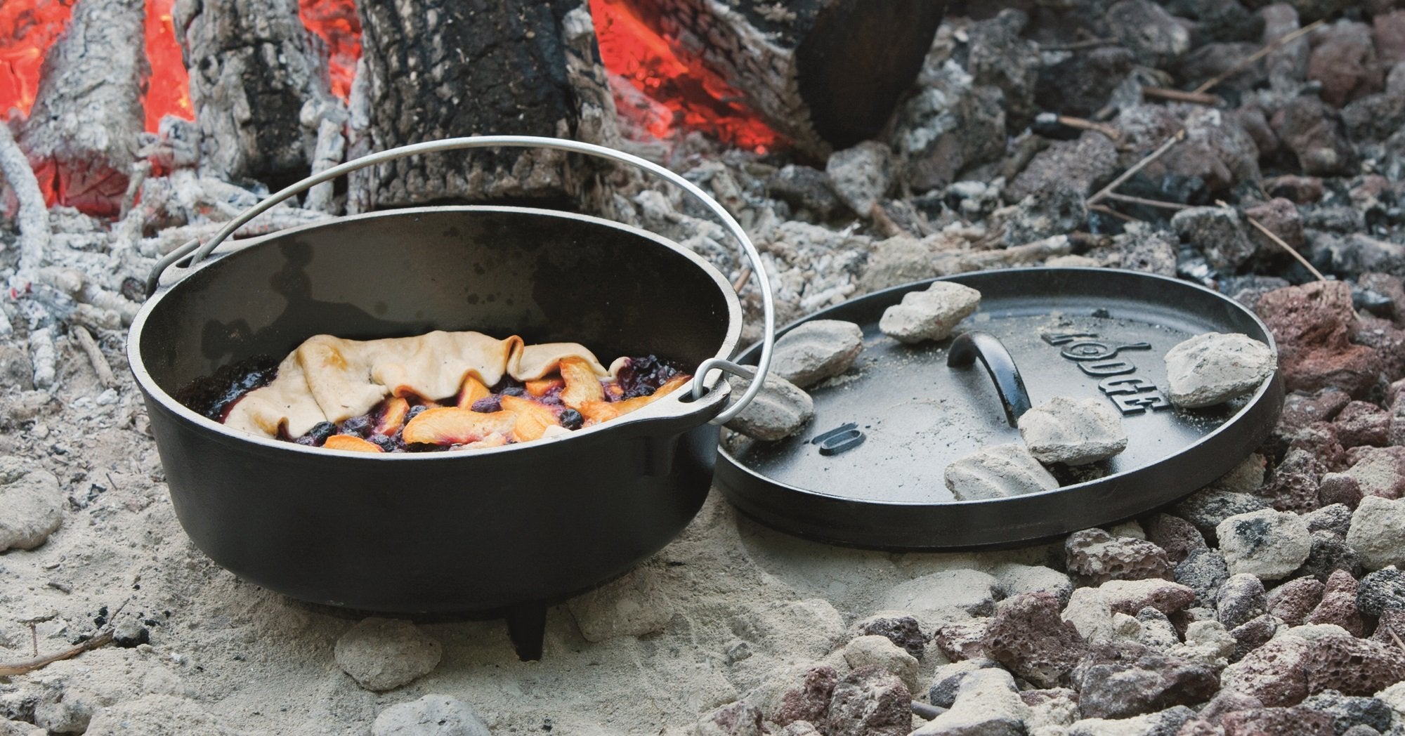Lodge L10Co3 Cast Iron Camp Dutch Oven, 4-Quart
