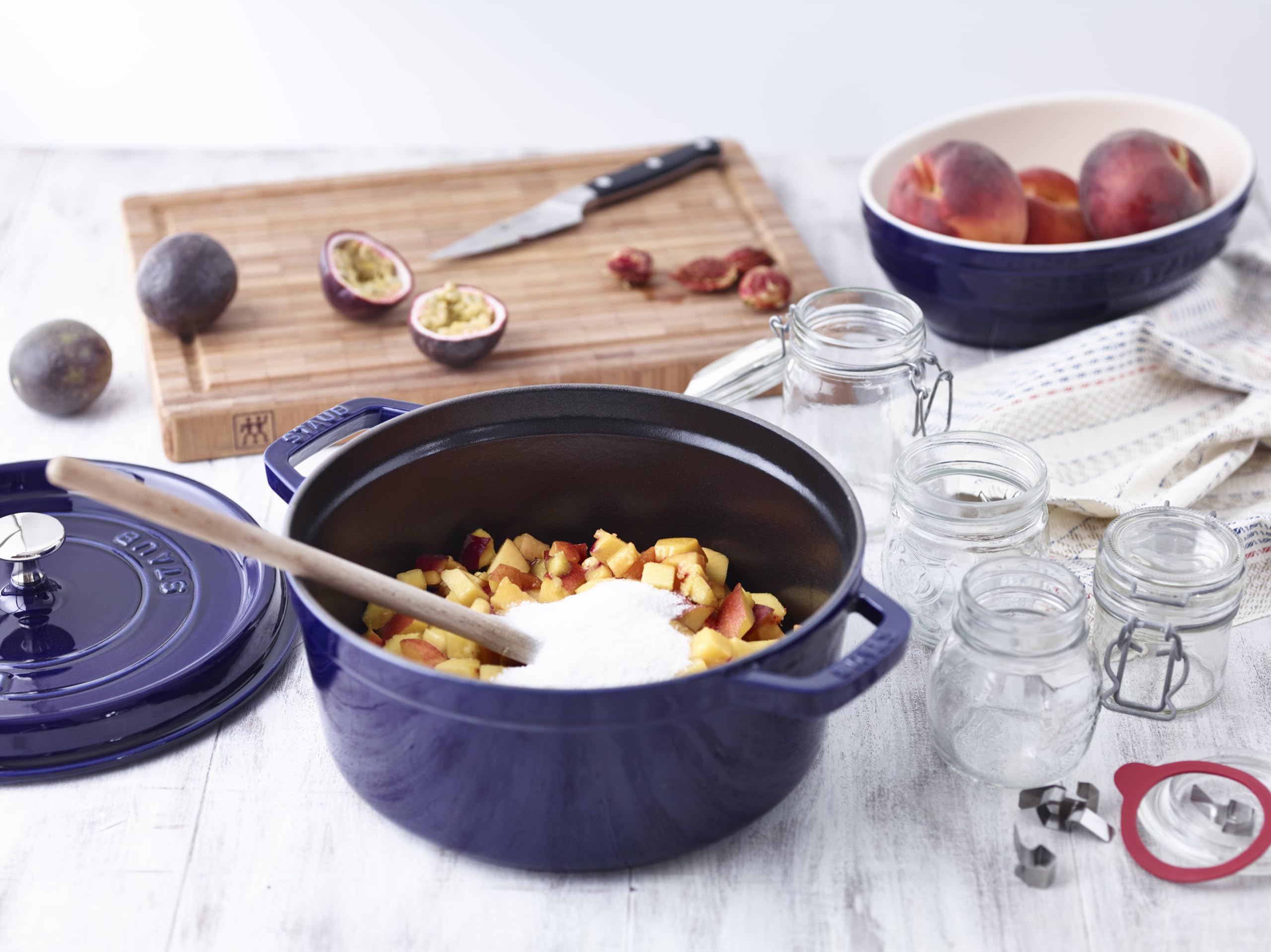 Staub Cast Iron Roaster/Cocotte, Round, 5 L, Dark Blue, 26 Cm