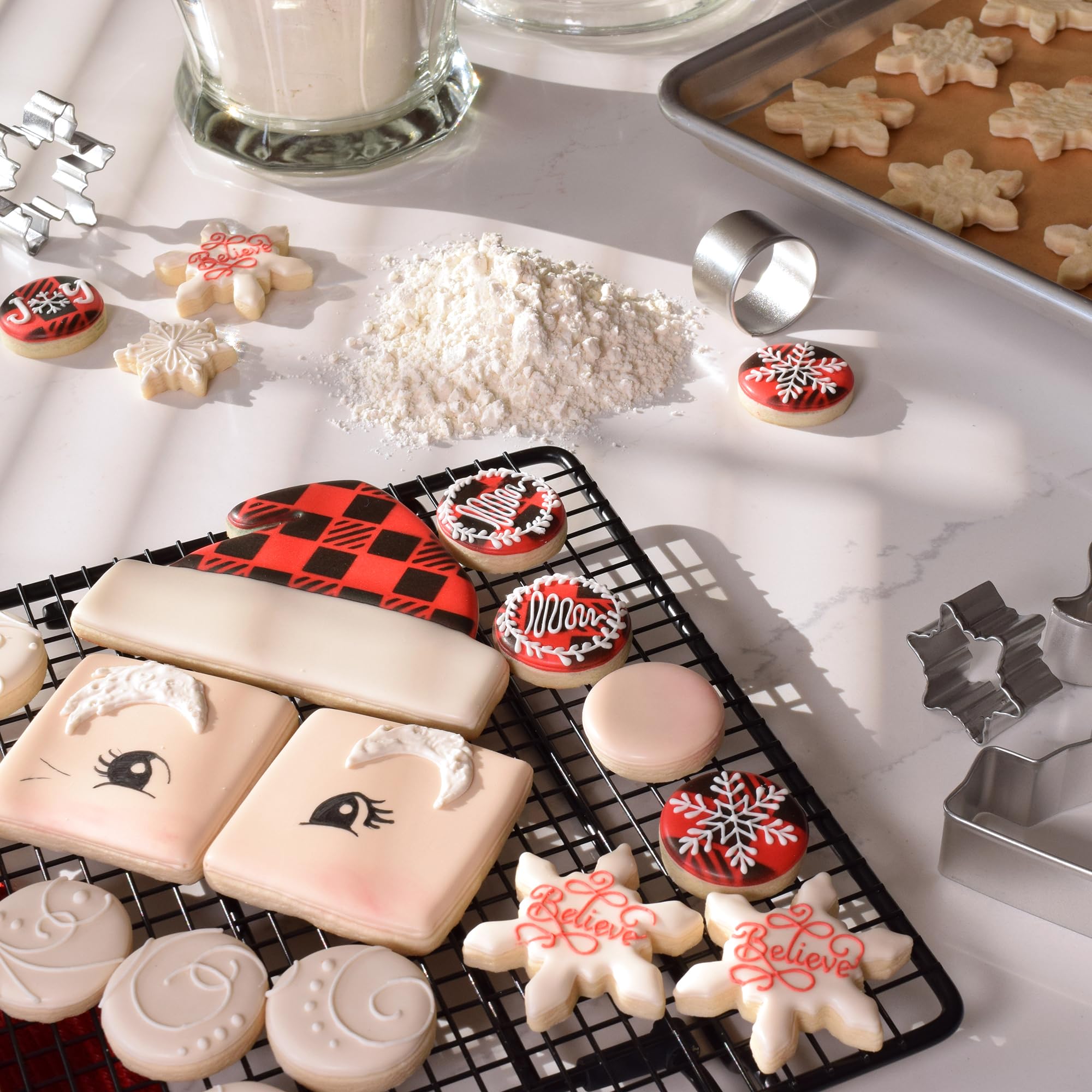 R & M International Santa Centerpiece Set Cookie Cutter, One Size, Gray